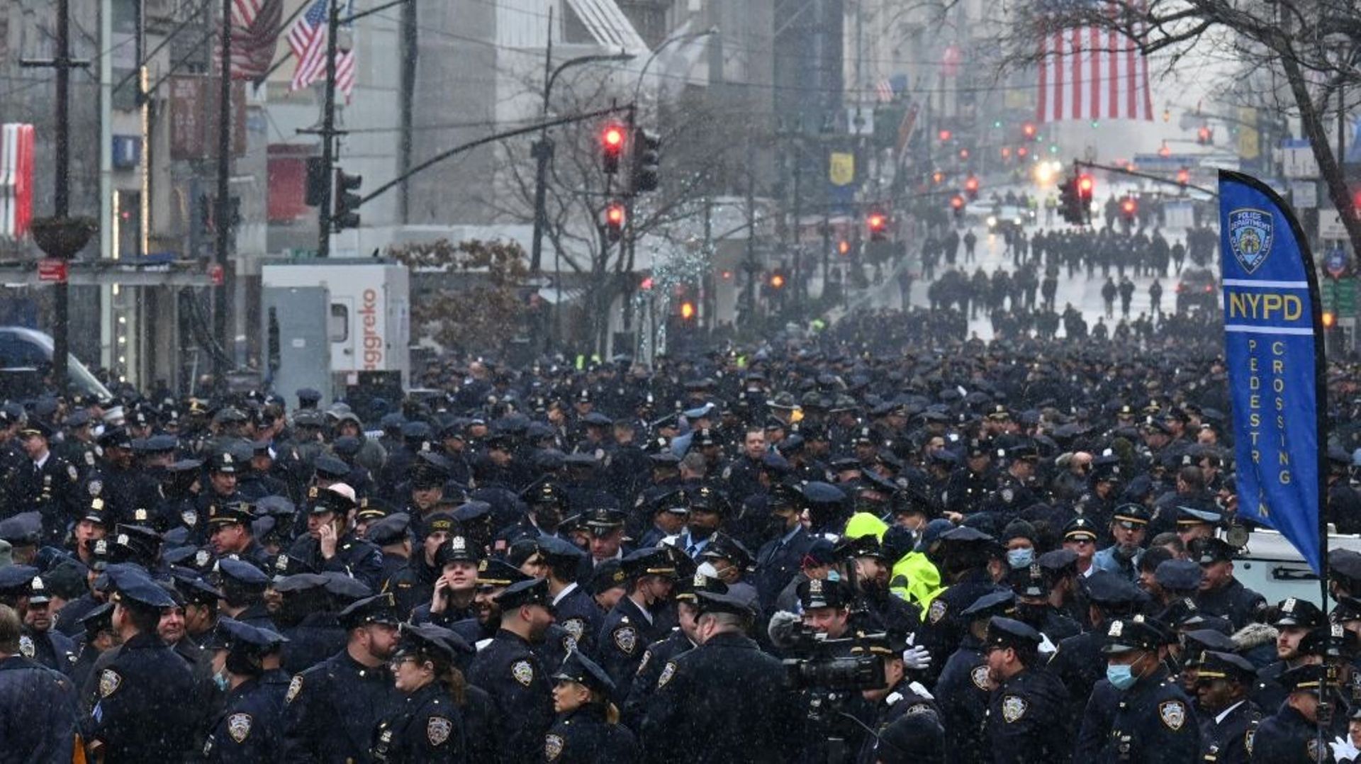 Des policiers rassemblés pour rendre hommage à l’agent Jason Rivera à New York le 28 janvier 2022