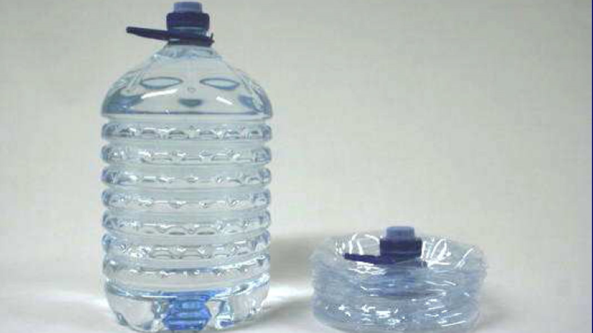 Des bidons de 10 litres d'eau pour les situations d'urgence 