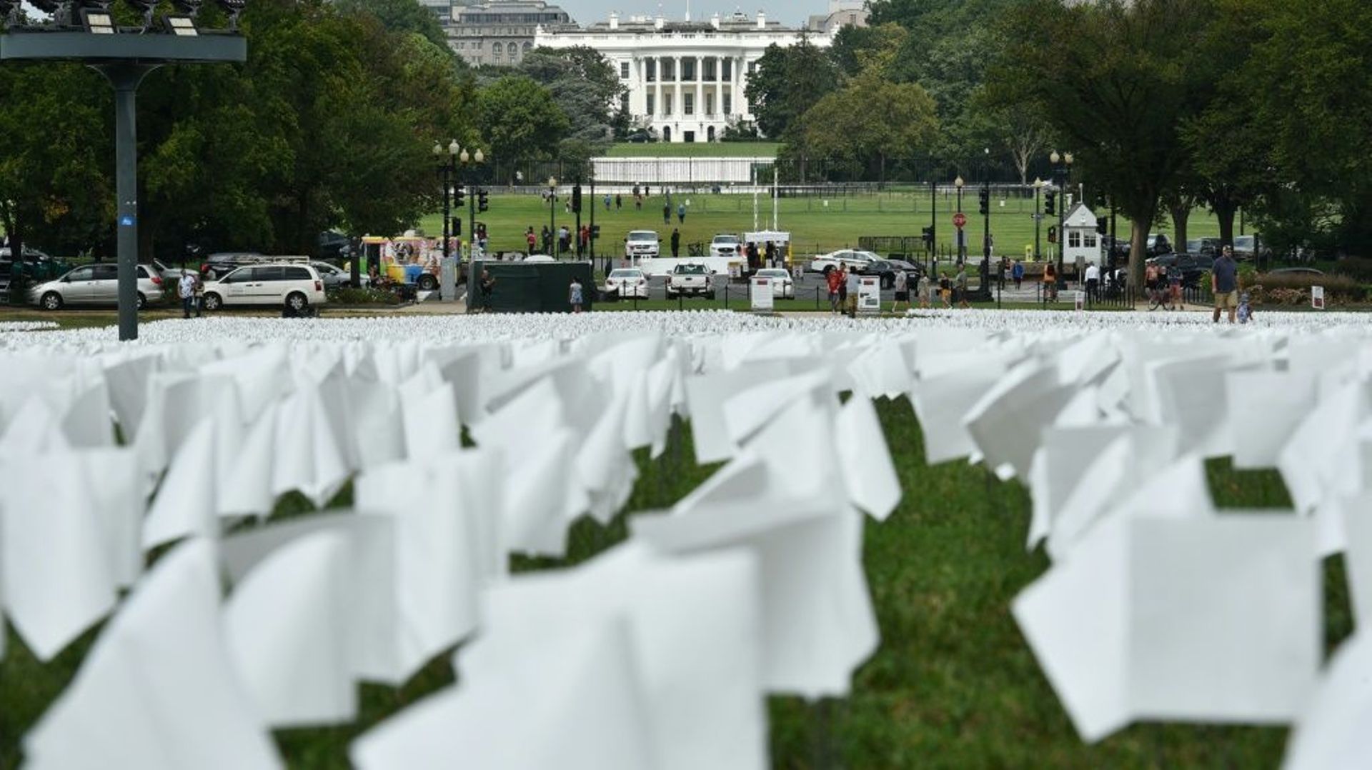 Des drapeaux alignés devant la Maison Blanche pour symboliser les centaines de milliers de morts du Covid aux Etats-Unis, le 16 septembre 2021