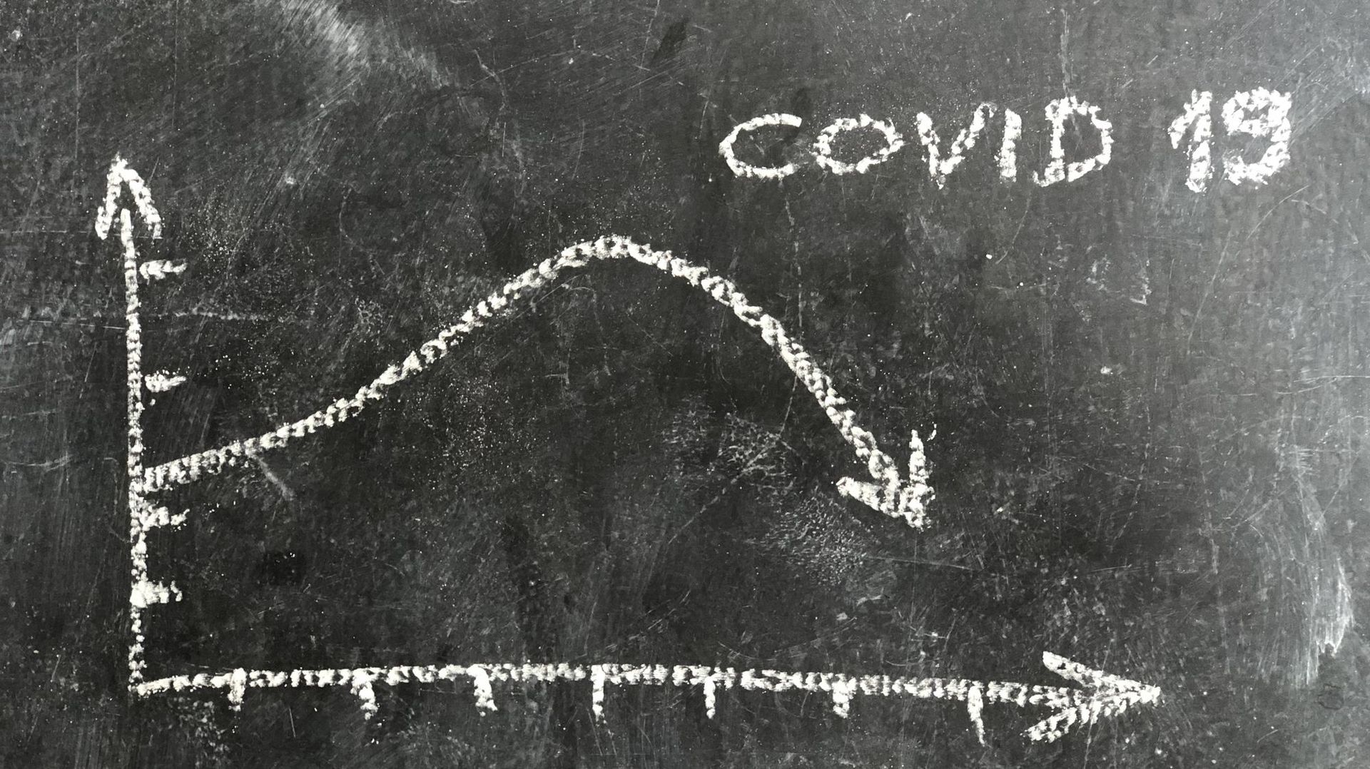 La pandémie liée au coronavirus a ralenti davantage la semaine dernière dans le monde. Le nombre de nouveaux cas a plus diminué que celui des nouvelles victimes.