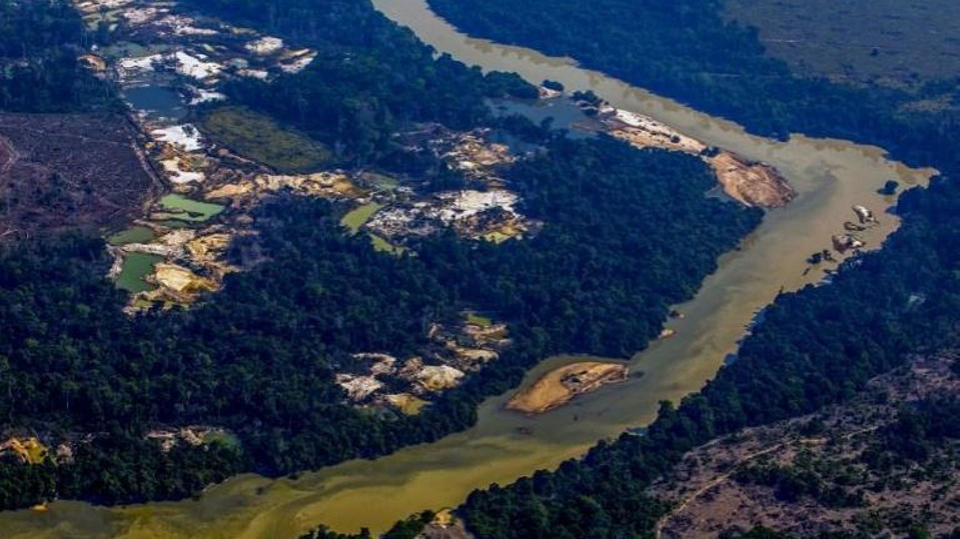 Course au ressources naturelles: ici, une mine illégale d'or en Amazonie