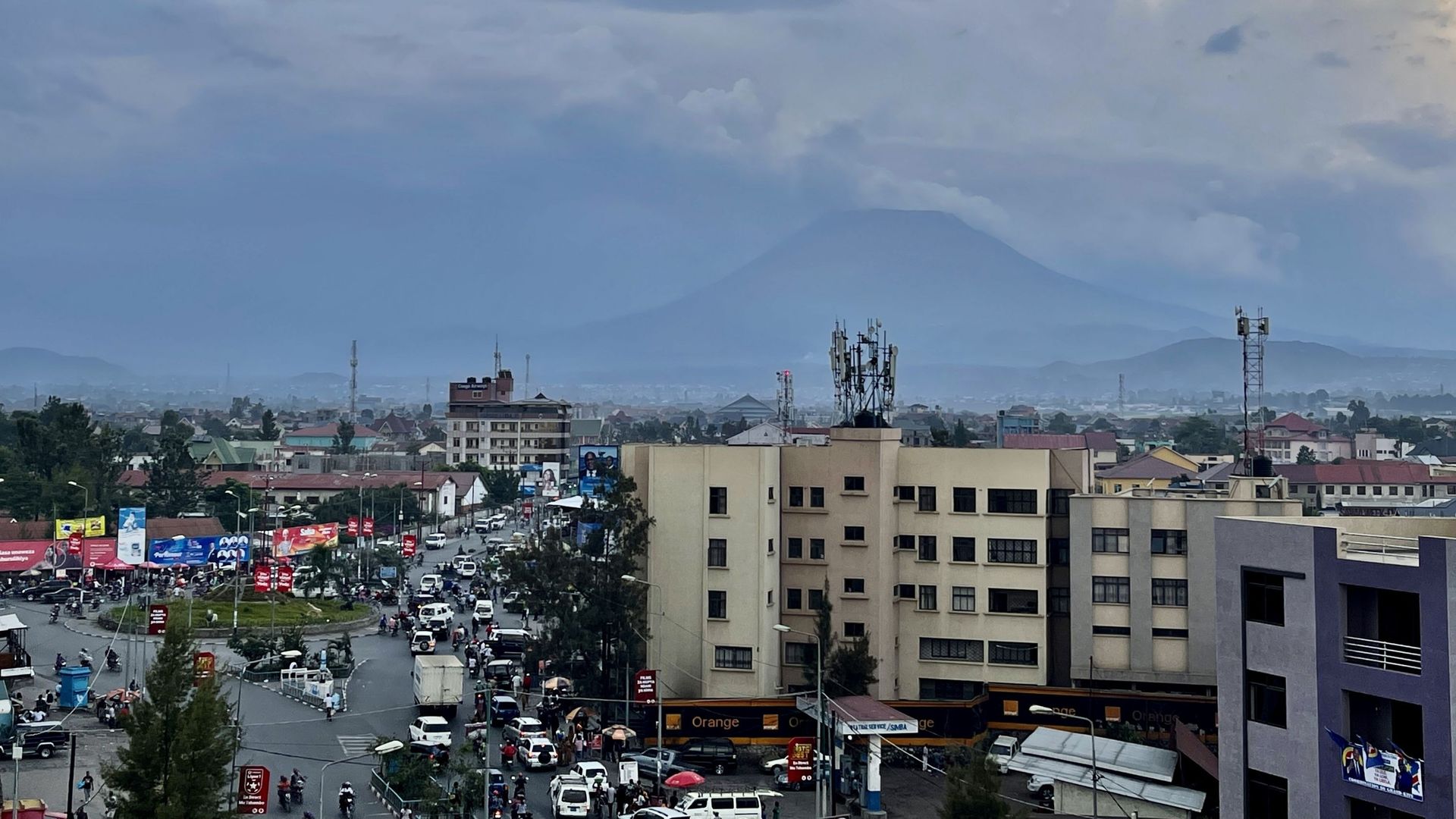Vue du volcan Nyiragongo depuis la ville de Goma.