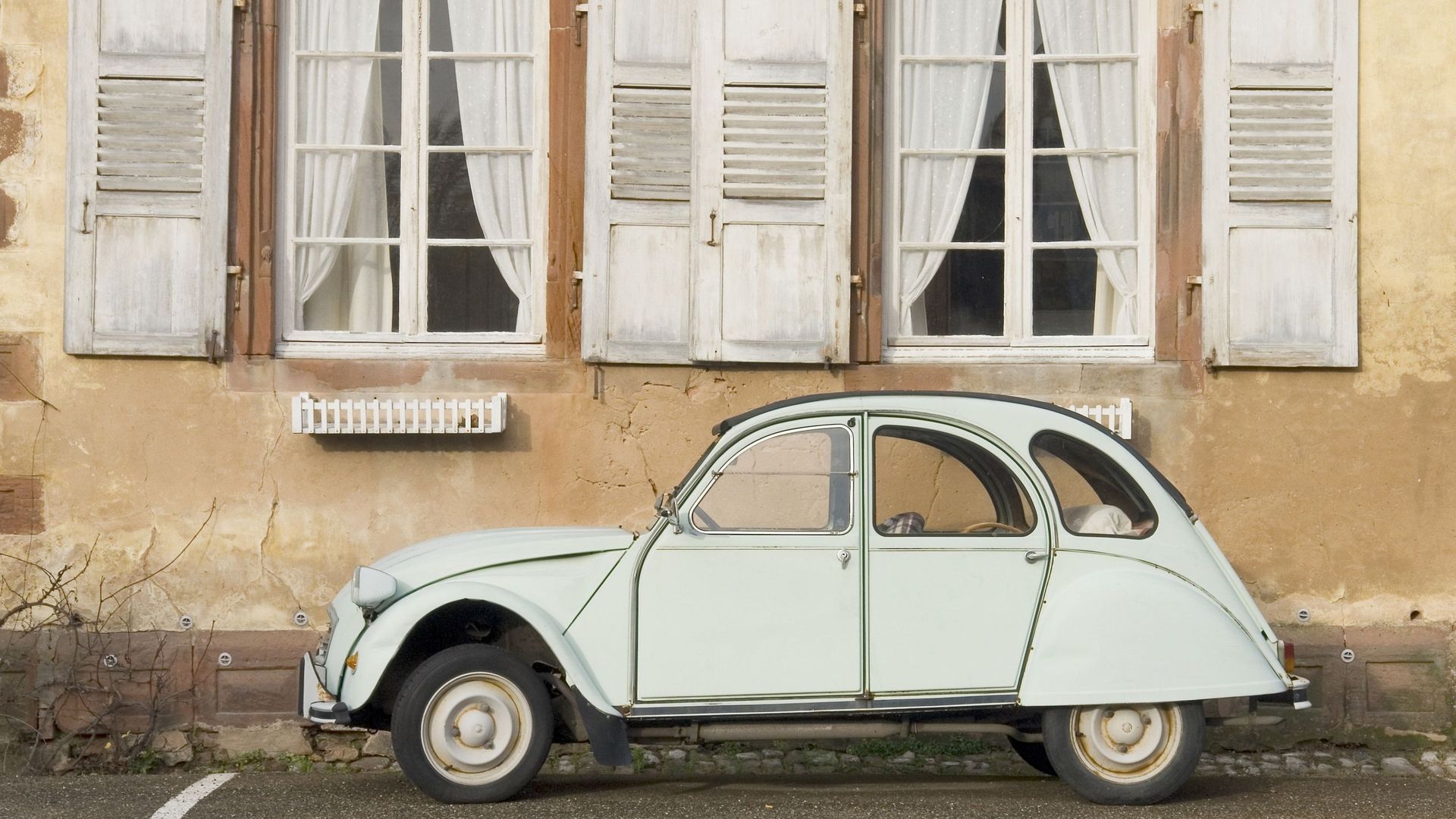Pollution : les voitures anciennes vont-elles devoir rester au garage ?