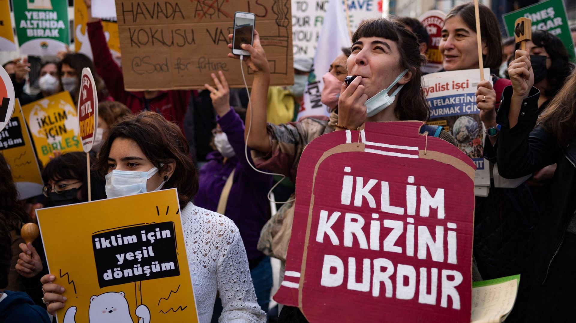 Des manifestantes demandent "la fin de la crise climatique", à Istanbul.