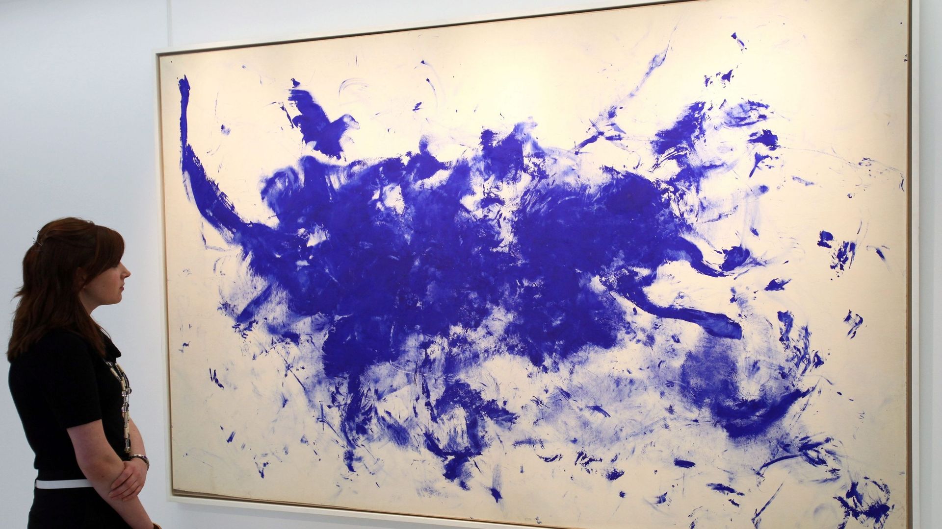 Un employé de Christie’s regarde le chef-d’œuvre de l’artiste français Yves Klein "ANT 93, Le Buffle" (1960-1961), à la maison de vente aux enchères Christie’s à Londres, en Grande-Bretagne, le 4 mars 2010. Le tableau de l’artiste français est proposé pou
