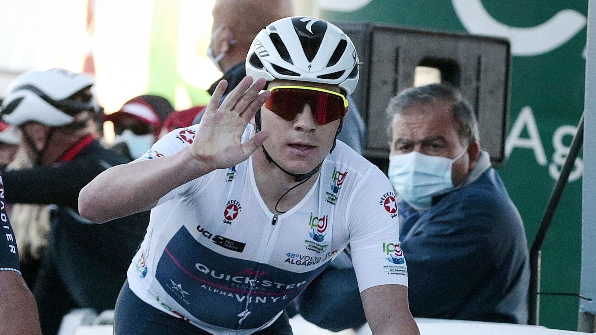 Cyclisme : Remco Evenepoel franchit la ligne de la 2ème étape du Tour d’Algarve, au Portugal. Il s’est classé 6ème au sommet de l’Alto da Fóia. Le coureur belge a indiqué après la course avoir "de bonnes sensations" avant le chrono décisif de samedi.