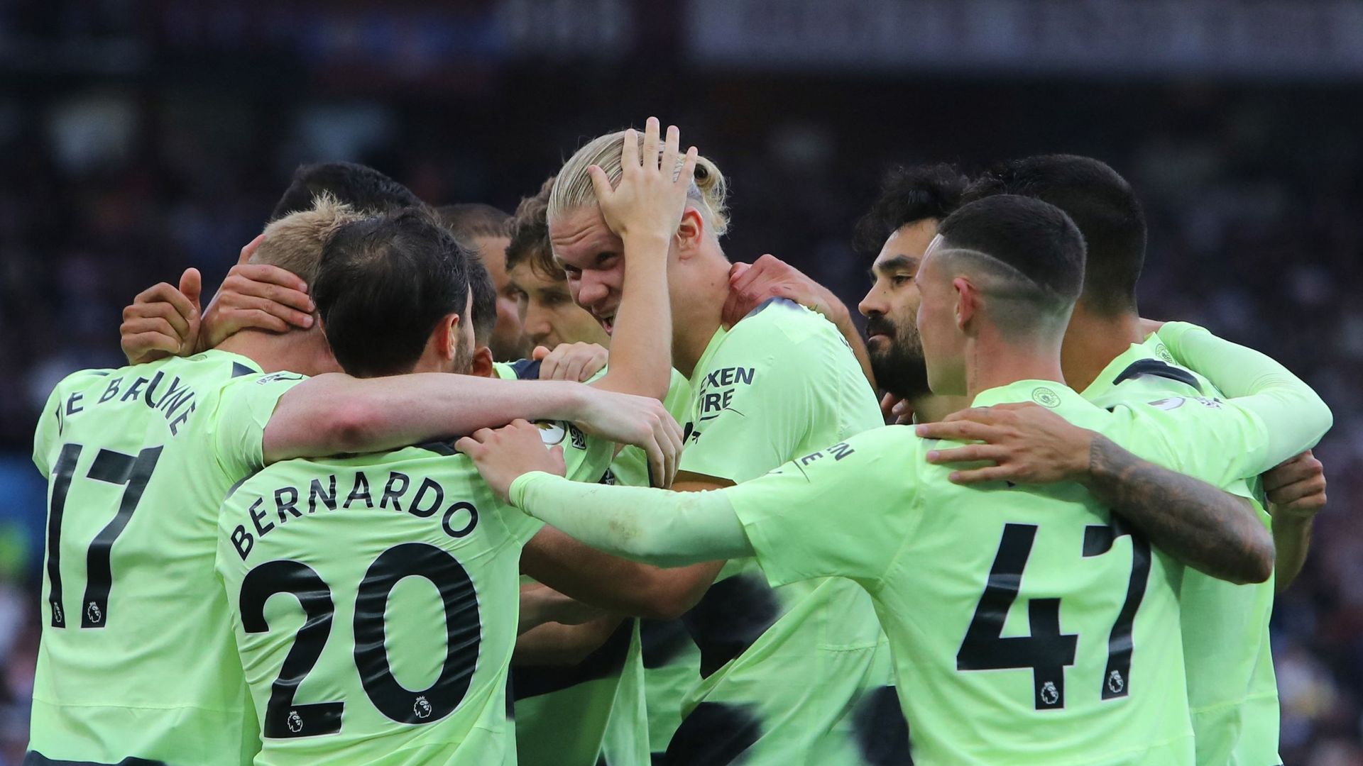 Football : Les joueurs de Manchester City félicitent Erling Haaland après l’un de ses buts. D’après un rapport du CIES, le club anglais possède l’effectif le plus cher de la planète foot.