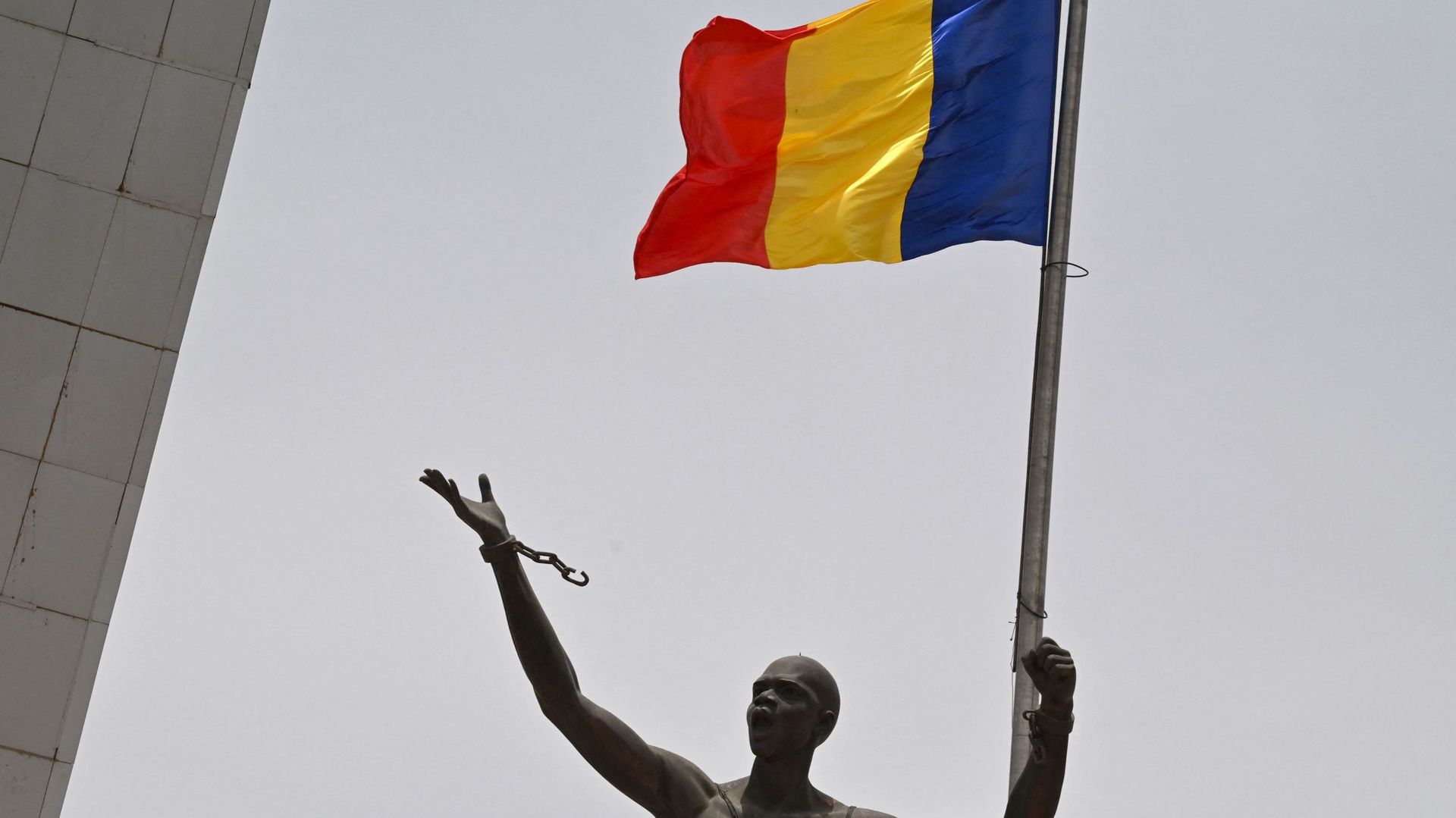 Monument et drapeau tchadien sur la Place de la Nation de N'Djamena, le 23 avril 2021 (illustration)