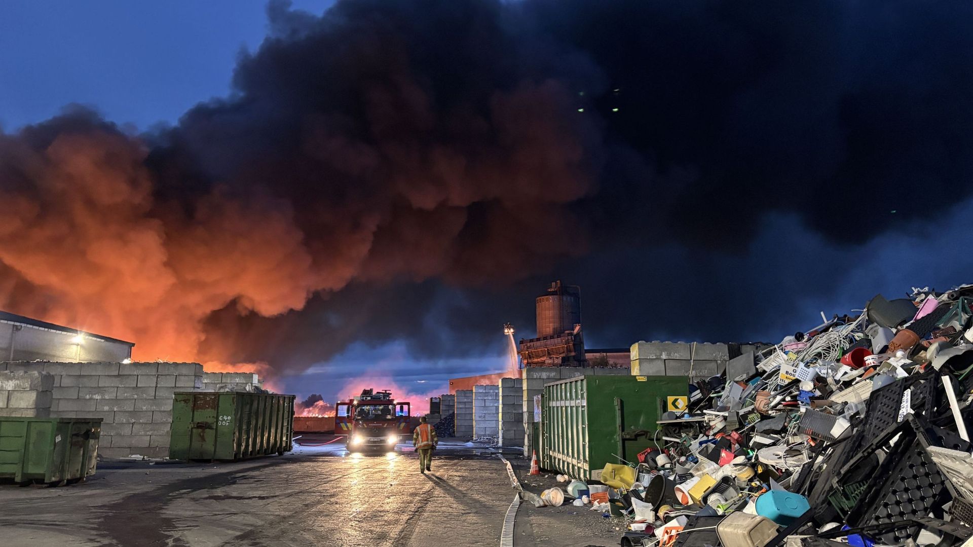 Incendie dans un centre de déchets près de Mouscron, la phase communale d'urgence enclenchée