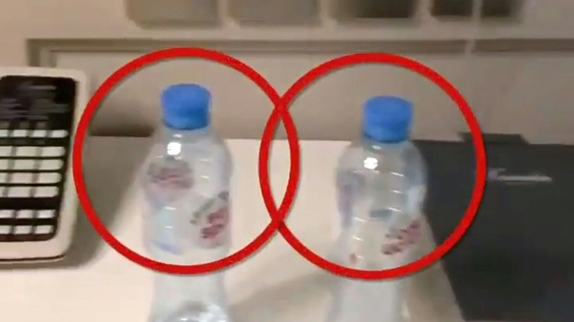 Cette image, postée le 17 septembre 2020 sur le compte Instagram @navalny, montre des bouteilles d'eau minérale "Svyatoi Istochnik" ("Source Sacrée") dans une chambre occupée par l'opposant russe Alexeï Navalny à Tomsk, en Sibérie: des traces de poison au