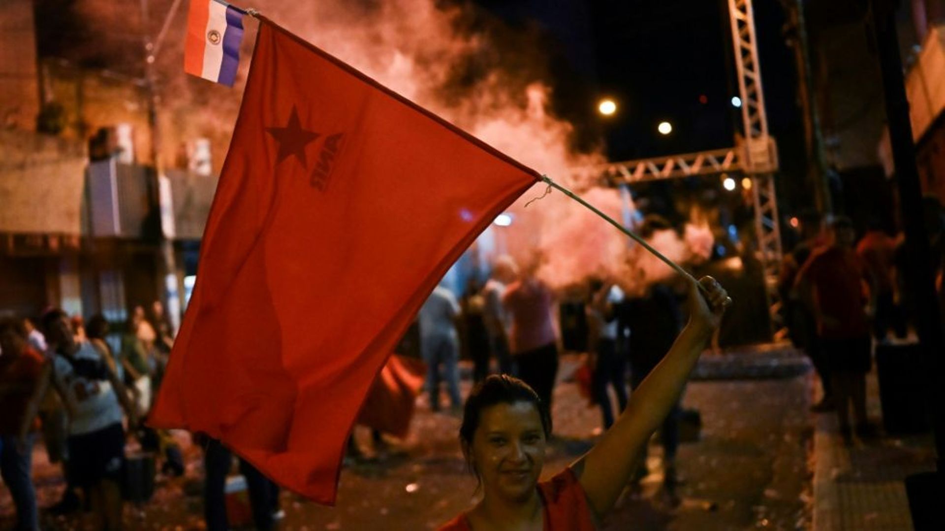 Des partisans de Santiago Peña célèbrent dans les rues d’Asuncion la victoire de leur candidat à l’élection présidentielle, le 30 avril 2023