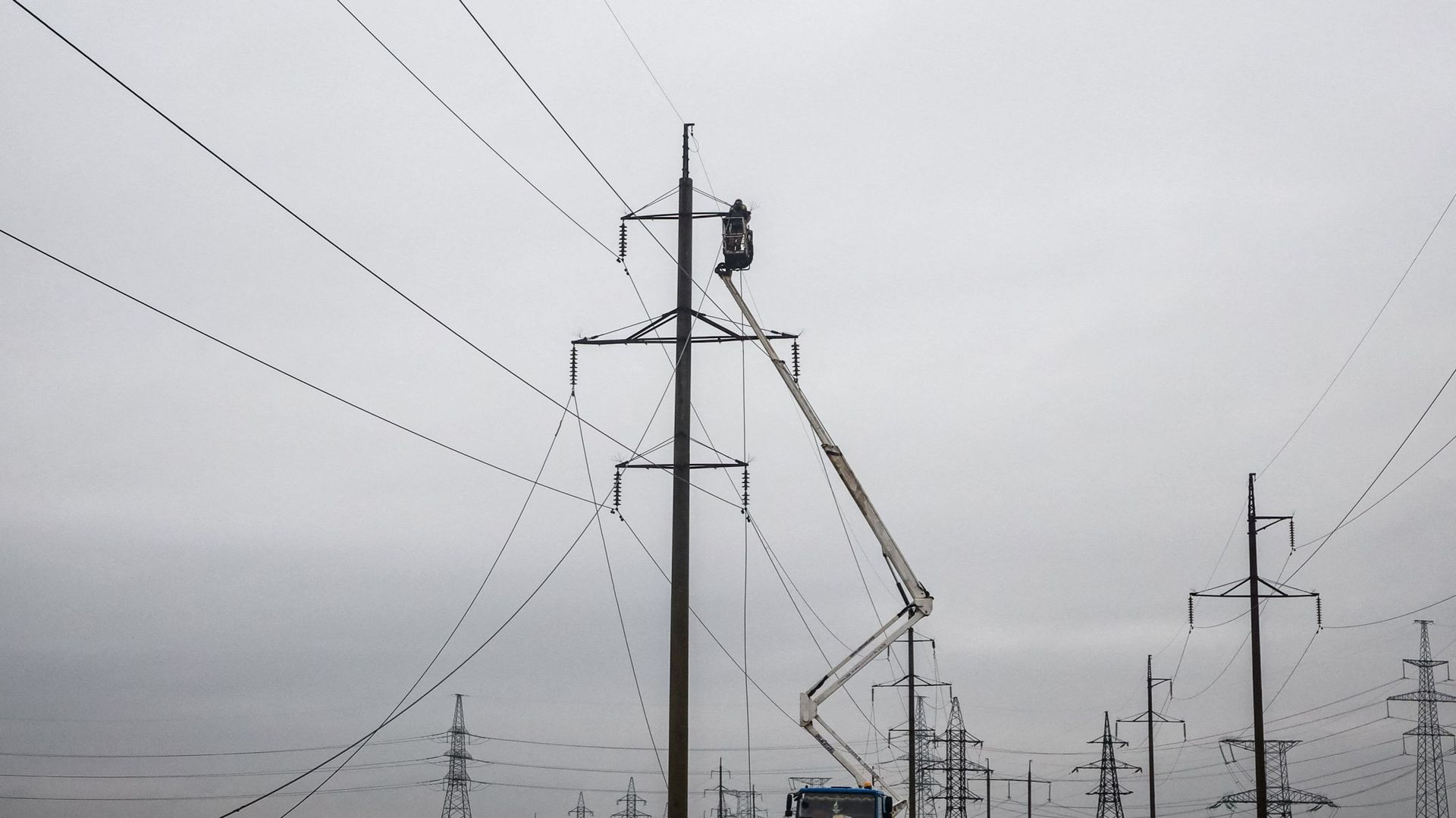 Réparation de lignes électriques dans les environs d'Odessa