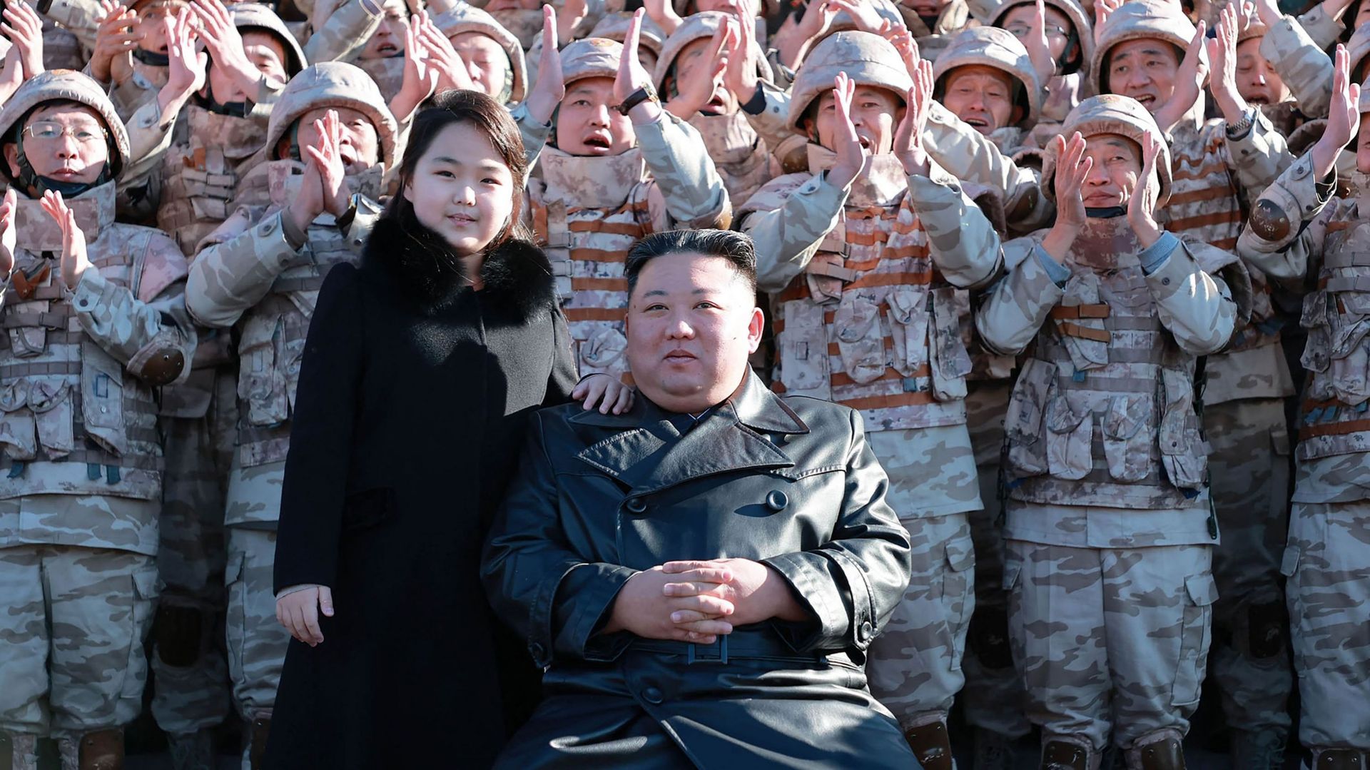 Les photos de dimanche montrent l’adolescente, qui serait le deuxième enfant de Kim Jong Un et se prénommerait Ju Ae, habillée d’un manteau noir.