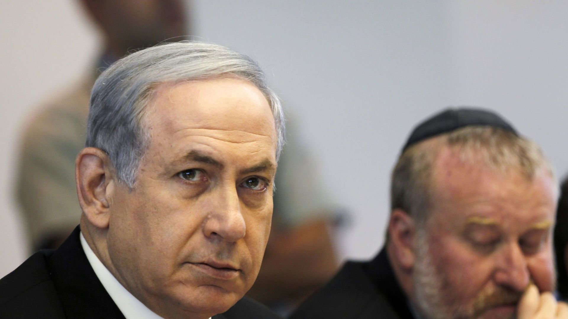 B. Netanyahu qui gouverne en coalition avec l'extrême droite, dit refuser qu'Israël soit "submergé" par des migrants syriens et africains.