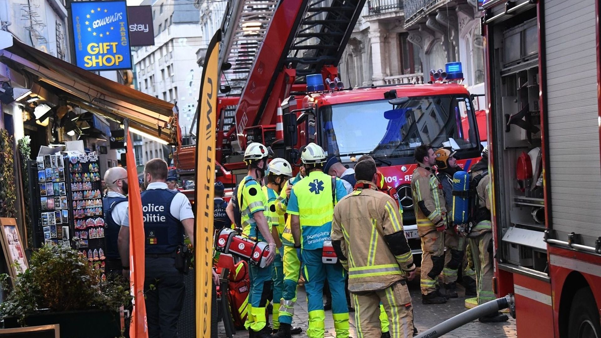 Les pompiers de Bruxelles ont rencontré des difficultés lors de leur intervention rue Grétry, samedi soir.