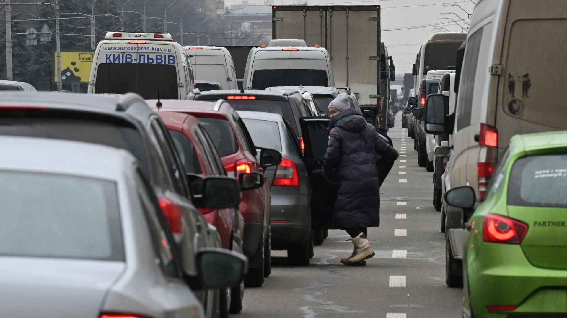Des personnes sont vues coincées dans un énorme embouteillage alors qu'elles tentent de quitter Kiev en direction des régions occidentales du pays, le 24 février 2022.