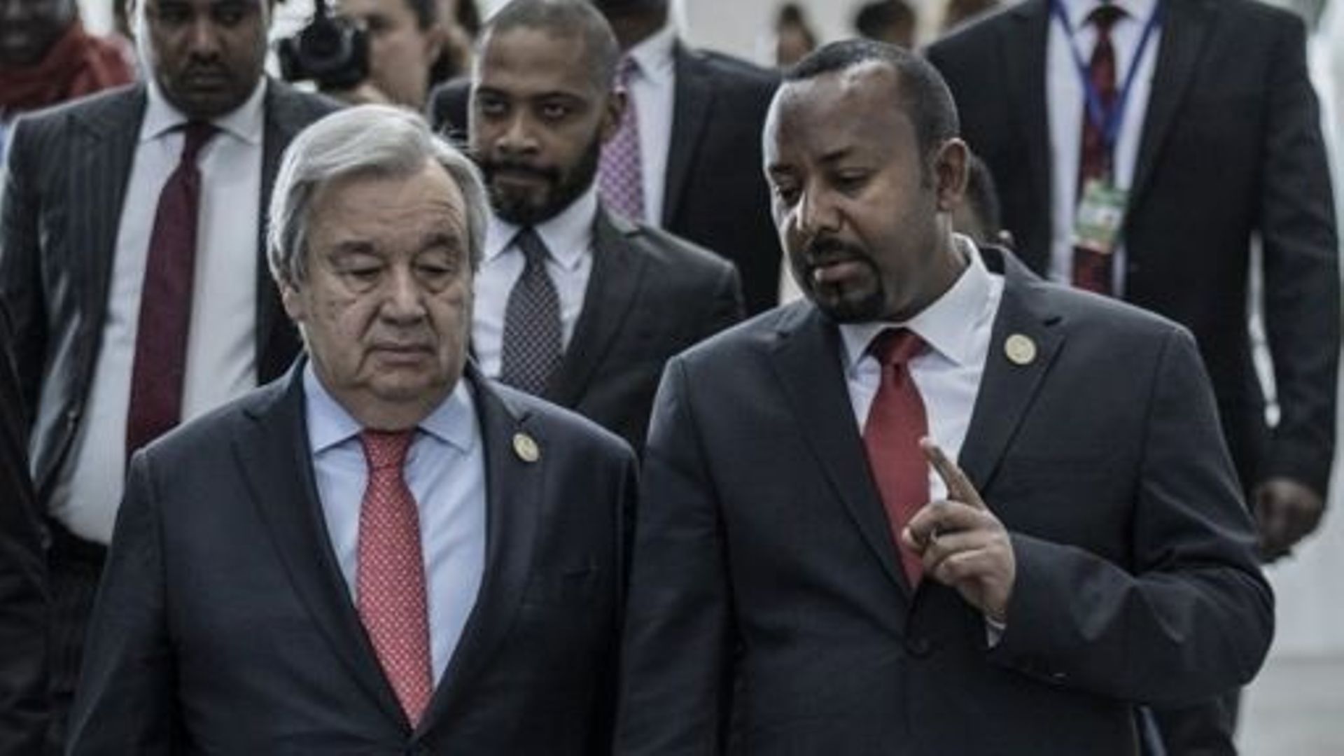 Le Secrétaire général des Nations Unies, Antonio Guterres, et le Premier ministre éthiopien, Abiy Ahmed, arrivent pour assister à la 36e session ordinaire de l’Assemblée de l’Union africaine (UA) au siège de l’Union africaine à Addis-Abeba, le 18 février 