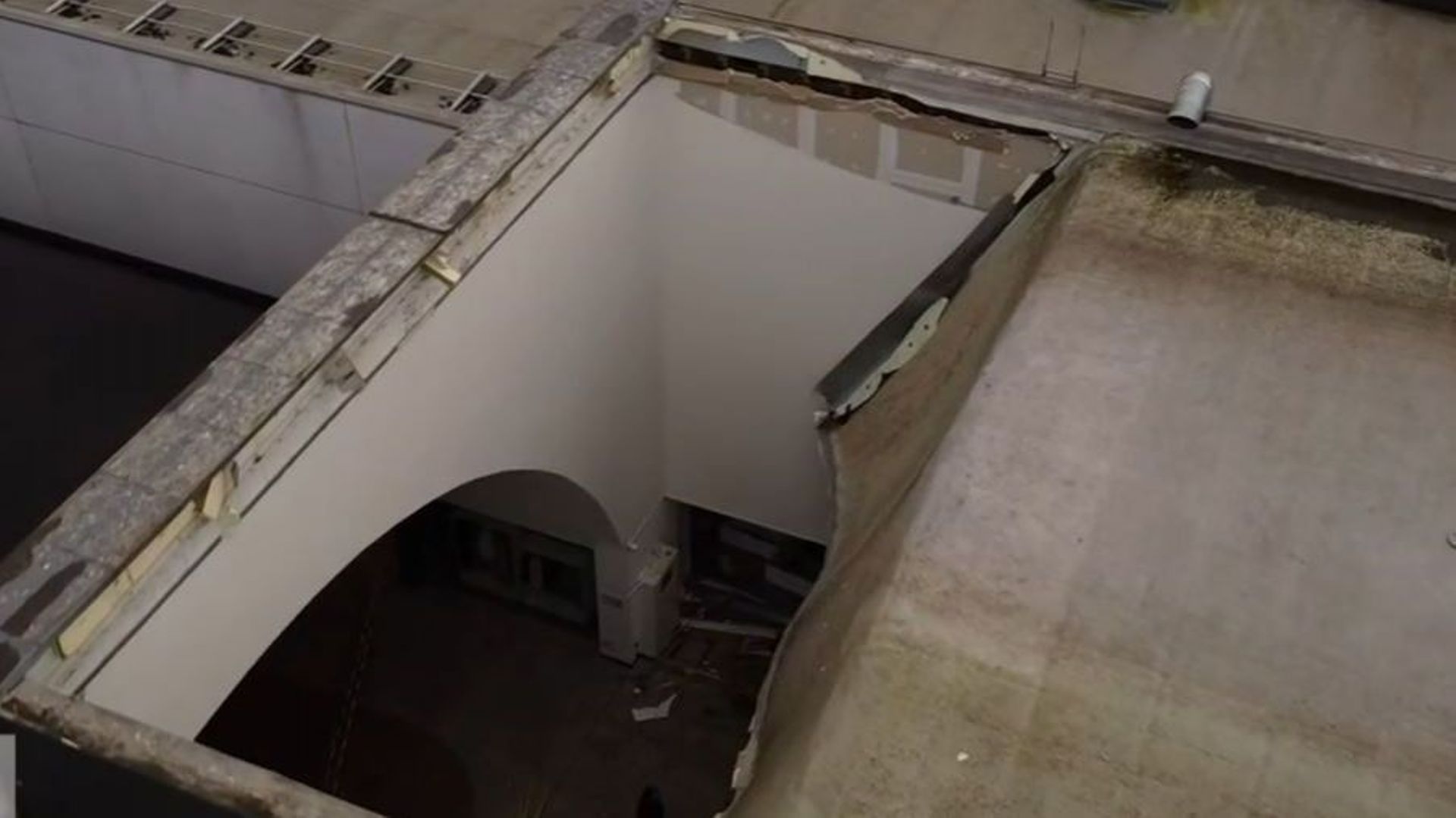 Une partie du toit de la galerie commerçante Cora s’est effondrée.