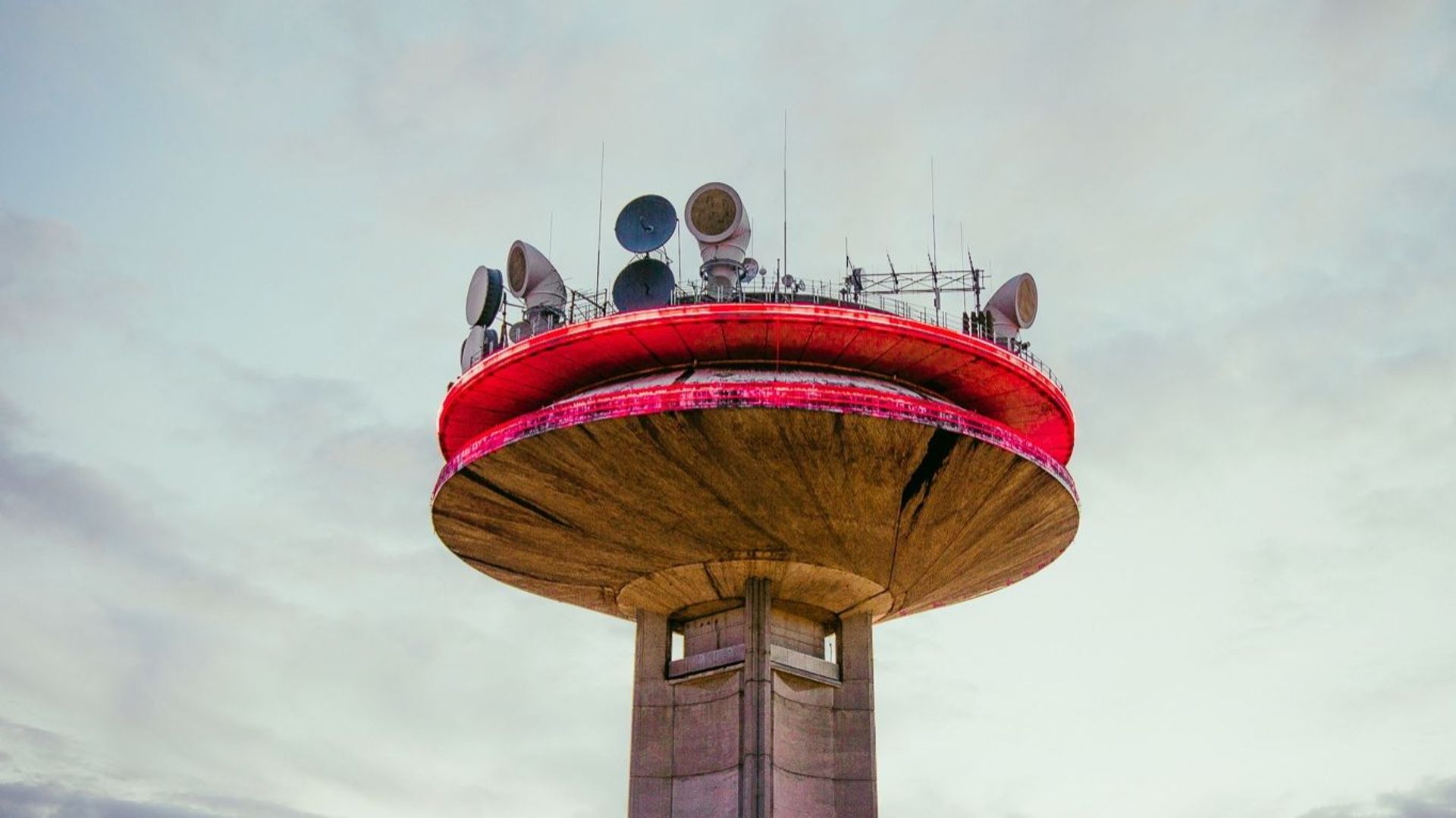 Monuments, boutiques, médias… : la Belgique se pare de rouge pour ...