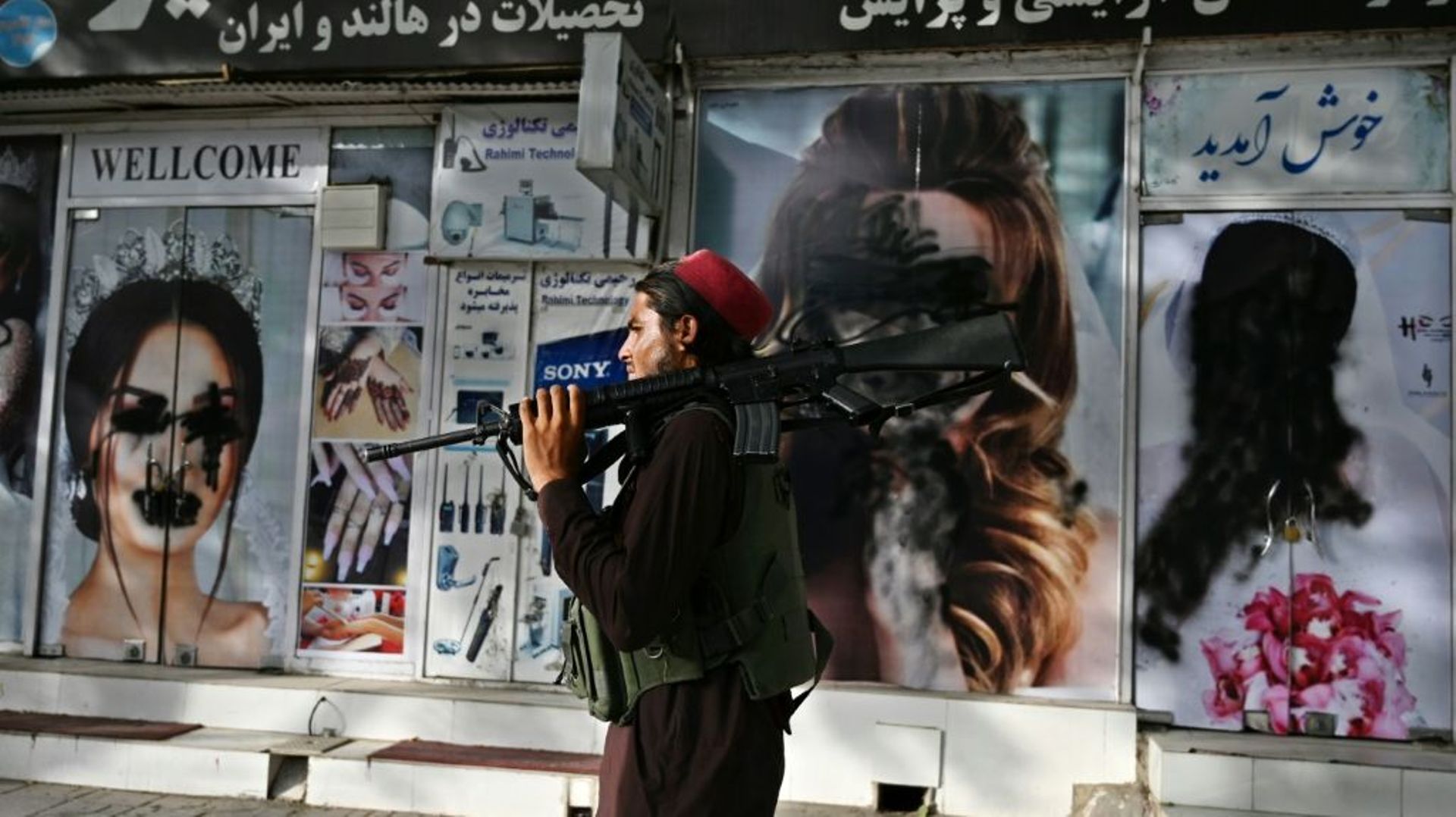 Un taliban devant la vitrine d’un salon de beauté de Kaboul, le 18 août 2021.