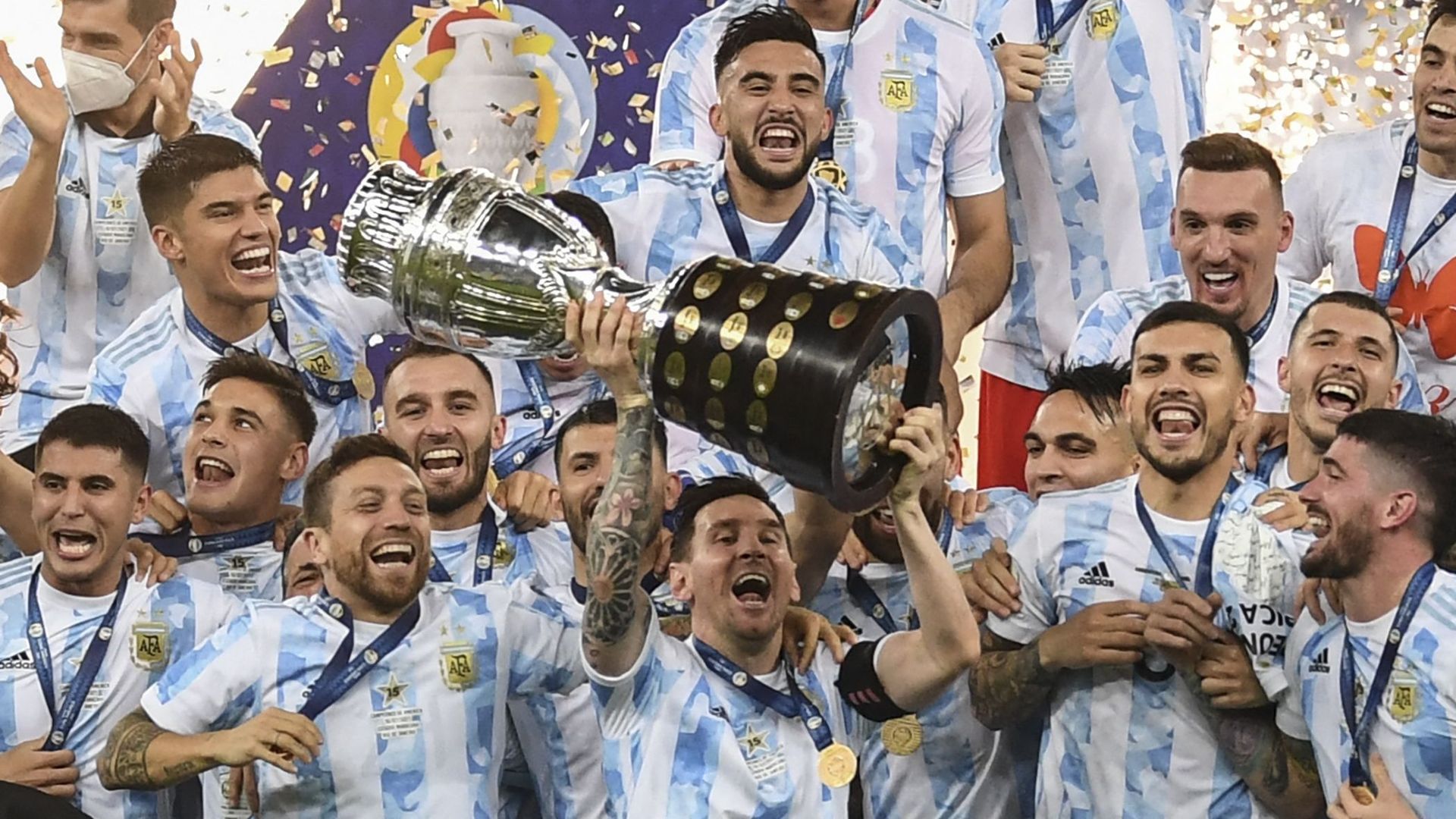 L’argentin, Lionel Messi, célèbre la victoire avec ses coéquipiers après avoir remporté la Copa America 2021. Une victoire face au Brésil le 11 juillet 2021 au stade Maracana de Rio de Janeiro