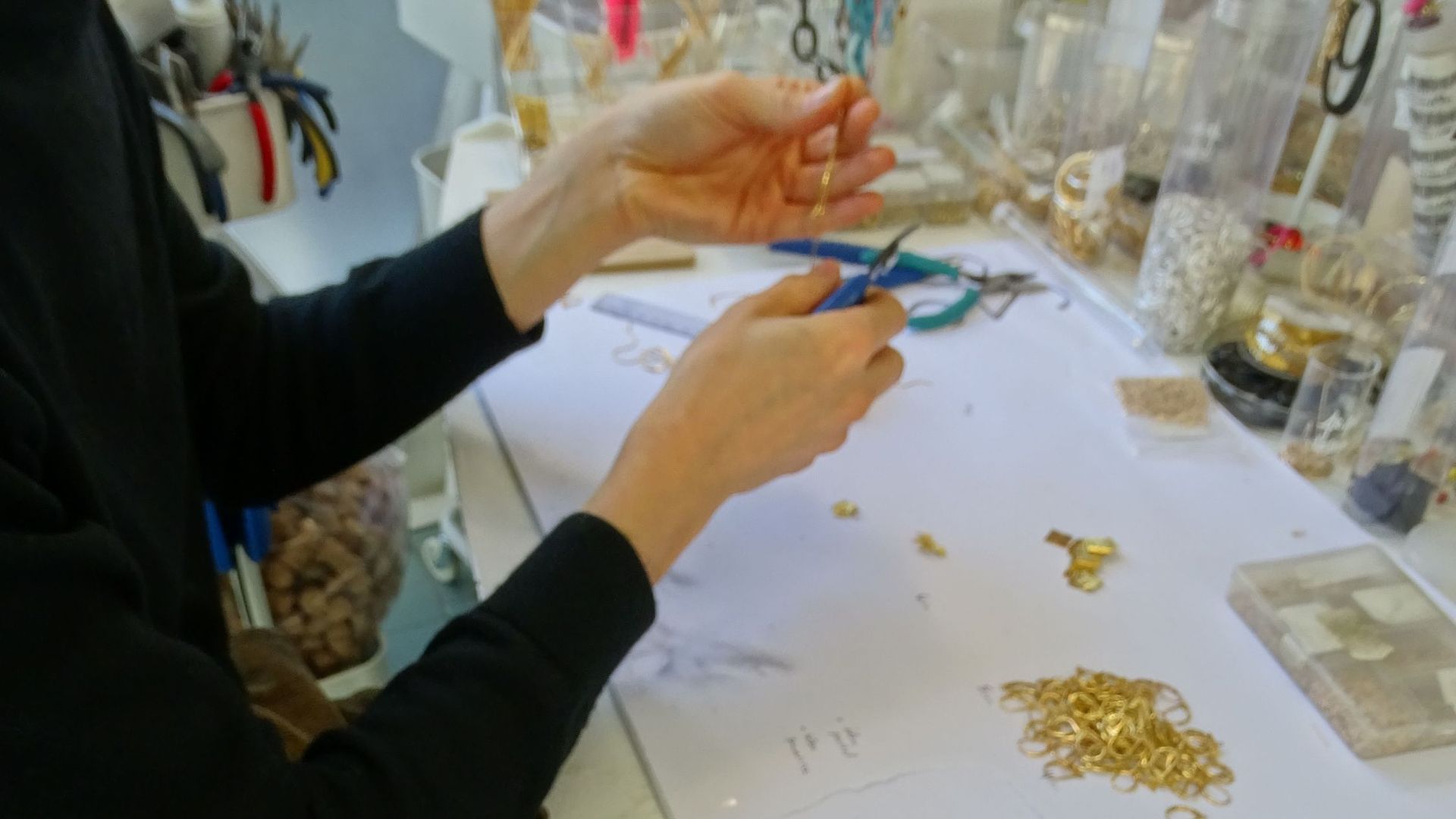 Dans l’atelier d’Ariane Lespire : création de bijoux