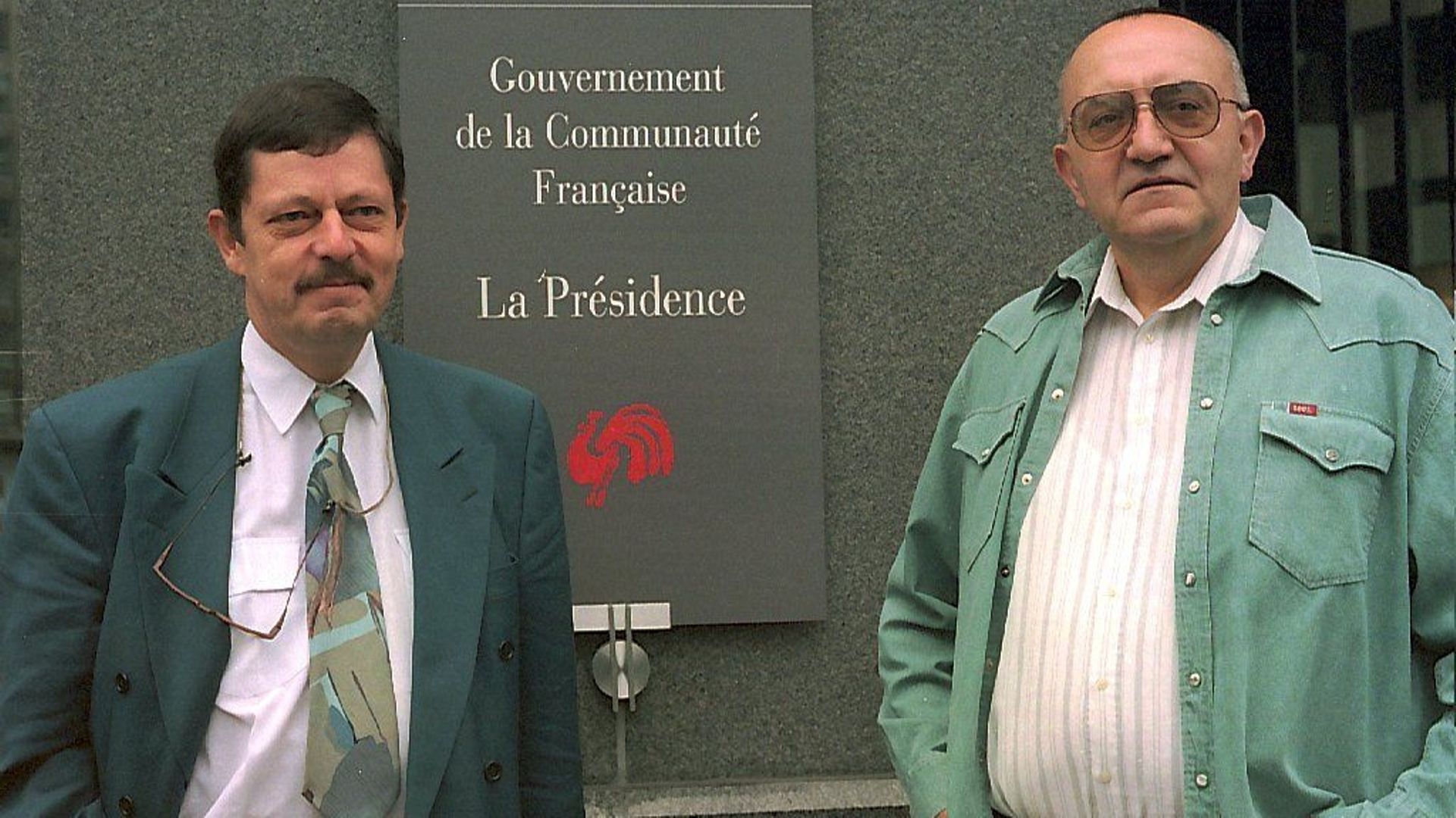 Régis Dohogne et Jean Marie Anciaux, devant le siège de la communauté française en 1995
