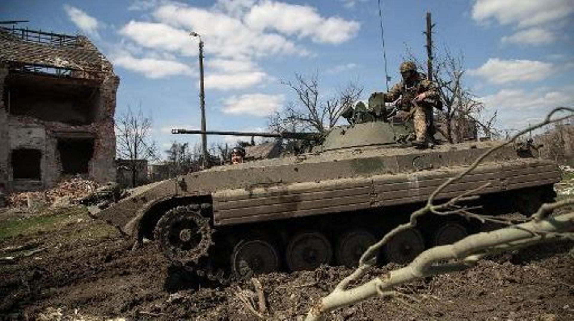 Un militaire ukrainien sur un tank près de Donetsk, dans l'est de l'Ukraine, le 23 avril 2015