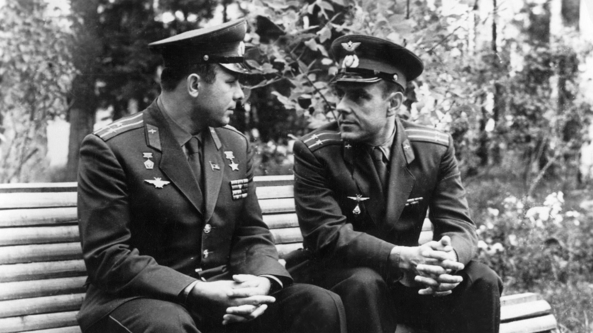 Vladimir M. Komarov en conversation avec le cosmonaute Youri Gagarine.