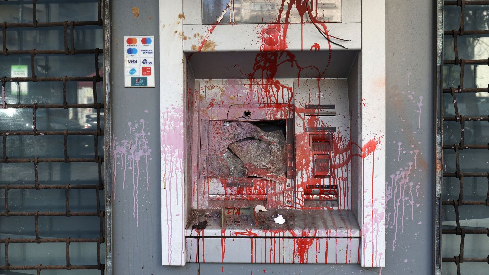 Un guichet automatique bancaire vandalisé à Beyrouth, le 18 février 2022.