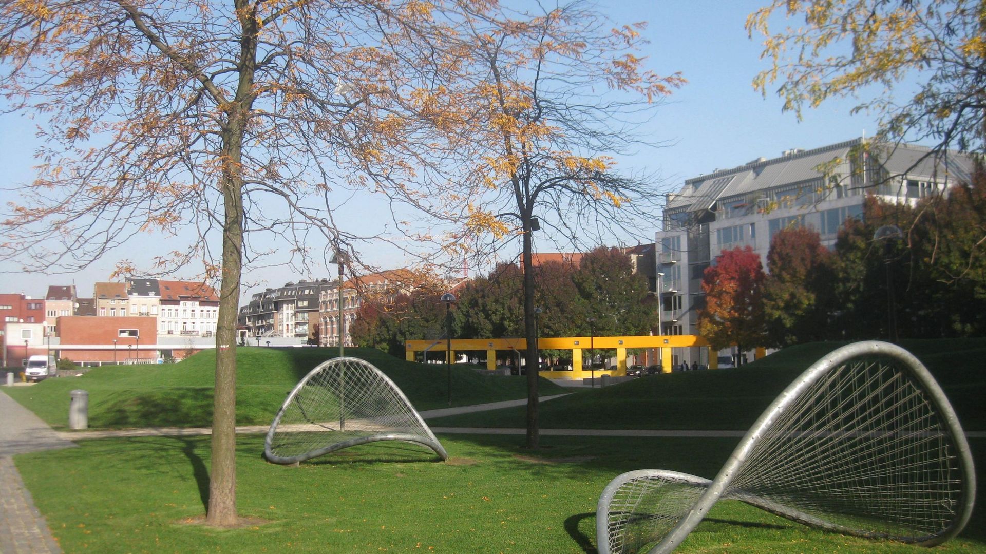 Au parc Gaucheret, à Bruxelles, ces cerceaux métalliques, rebaptisés "chips", n'ont pas de fonction définie, ils ouvrent le champ des possibles en termes d'activités ludiques.