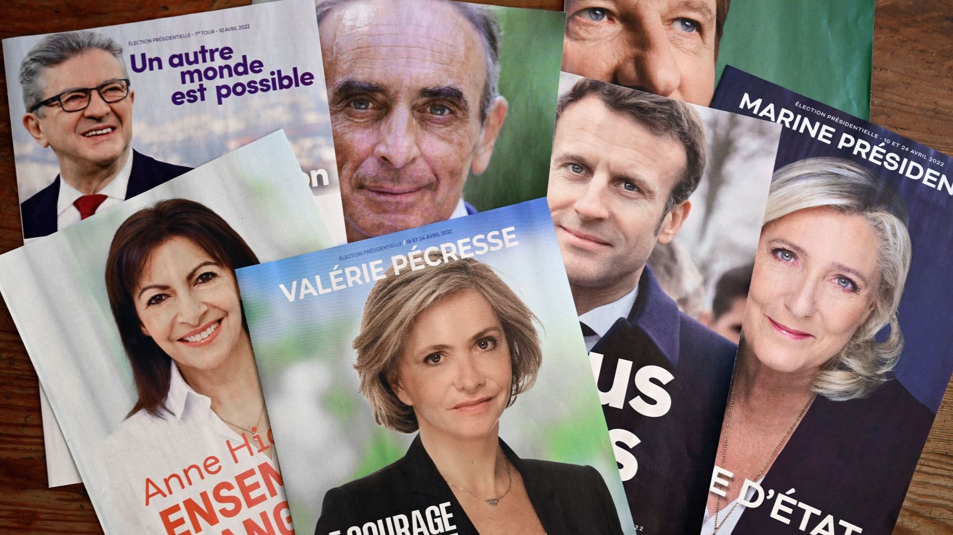 Les "professions de foi", un document présentant le programme des candidats remis dans les boîtes aux lettres des Français et Françaises, de sept des 12 candidats à l’élection présidentielle française.