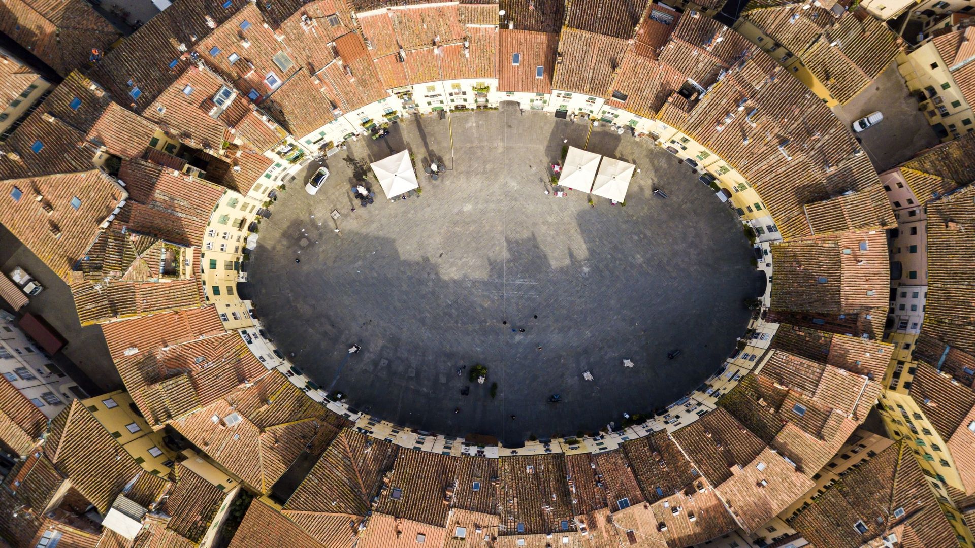 Drone vue aérienne de Piazza dell’Anfiteatro à Lucques Italie Piazza dell’Anfiteatro est une place publique dans le quadrant nord-est du centre fortifié de Lucques