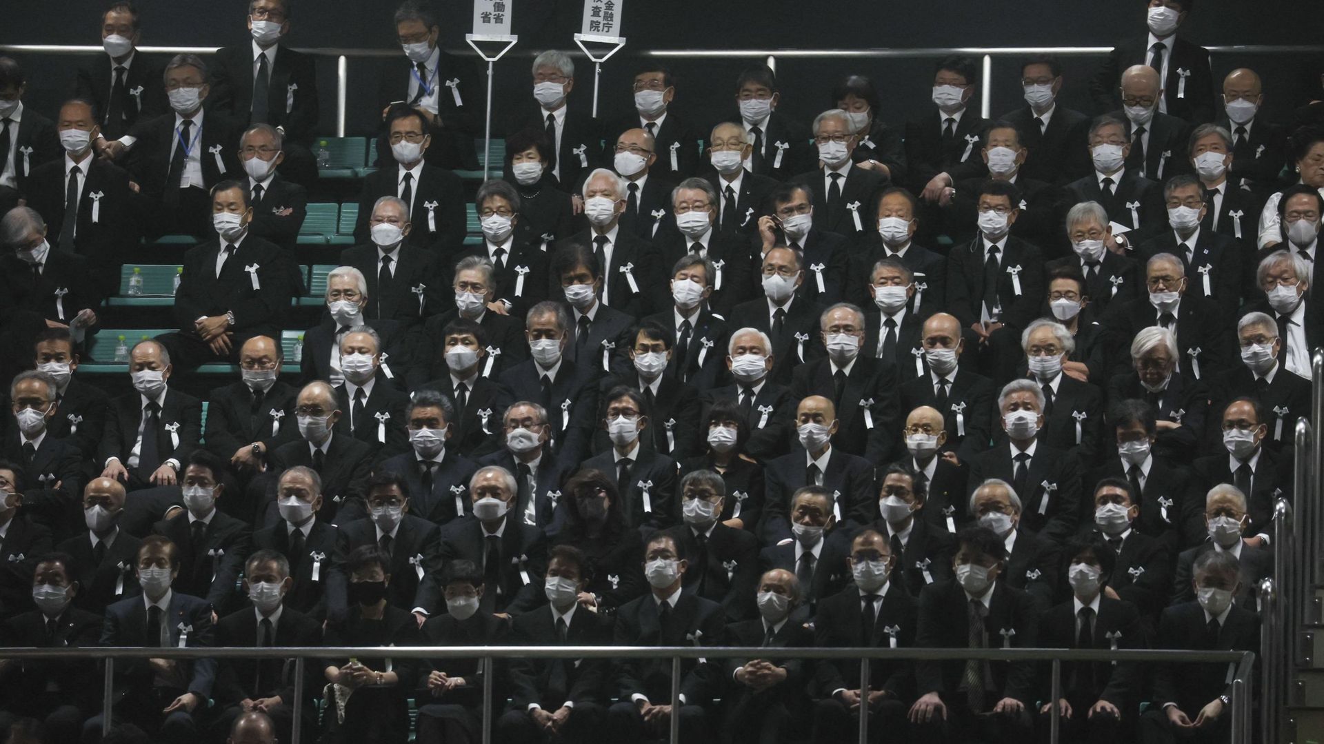 Des invités assistent aux funérailles nationales de l'ancien premier ministre japonais Shinzo Abe au Nippon Budokan à Tokyo, le 27 septembre 2022.