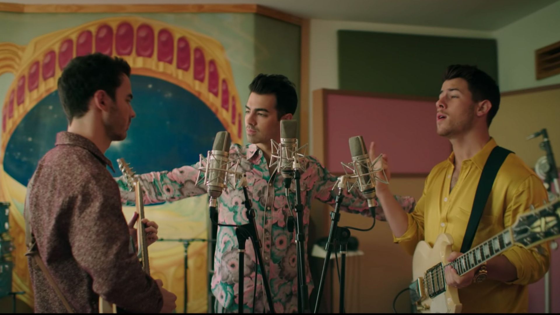 Diplo et les Jonas Brothers se retrouvent dans le clip de "Lonely"