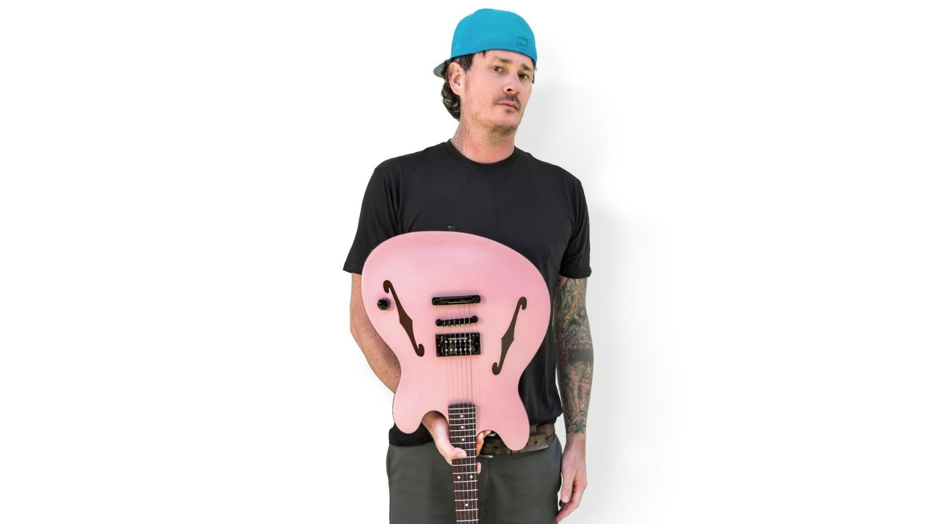 Tom DeLonge (Blink-182) sort sa guitare signature en collaboration avec ...