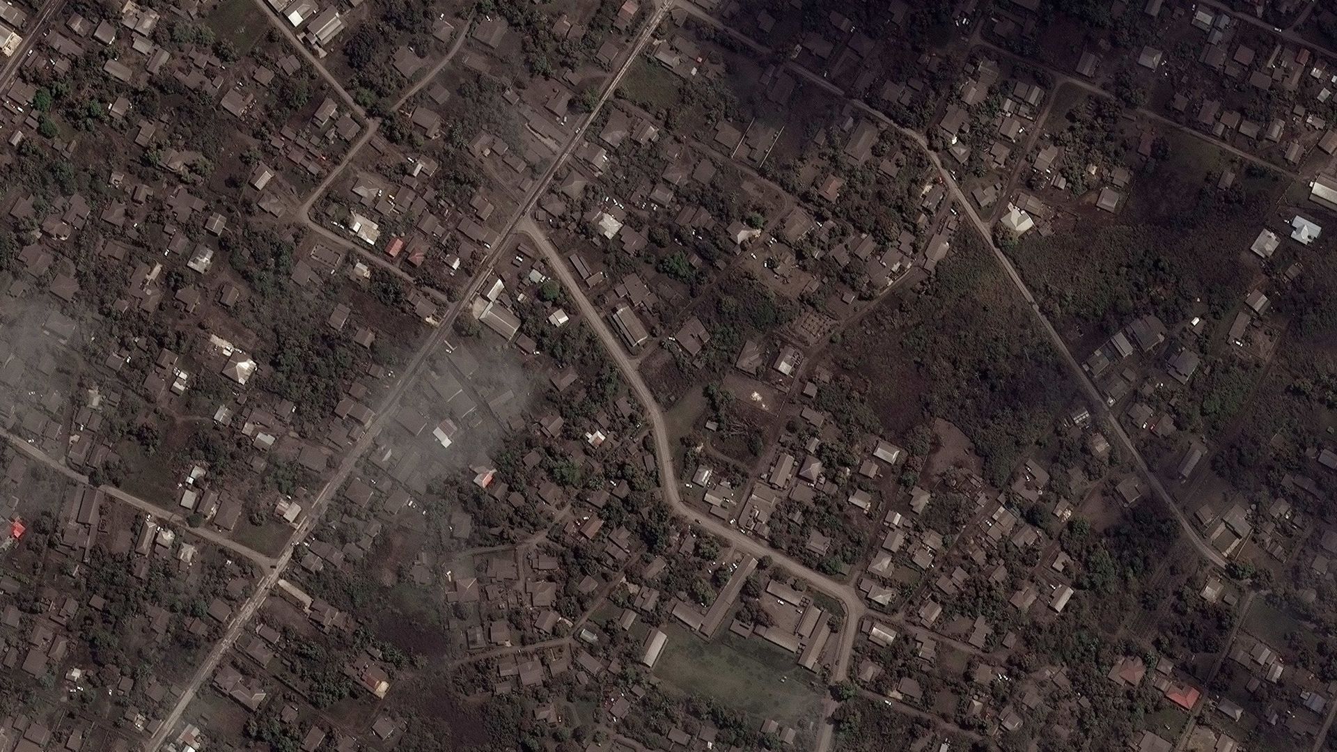 Image satellite du 18 janvier montrant un quartier résidentiel de Tonga après l’éruption, couvert de cendres volcaniques.