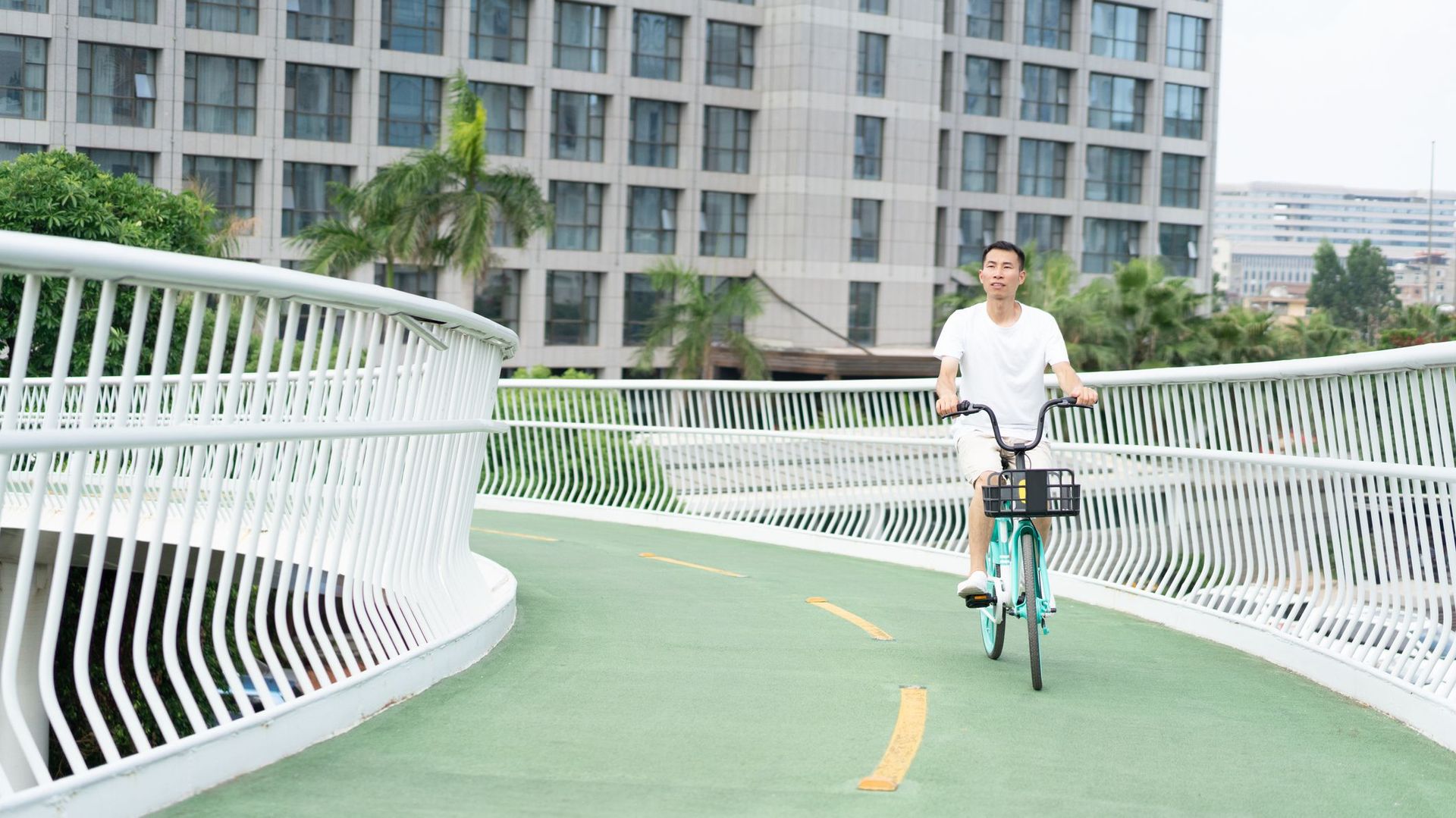 Pistes surélevées, trafic régulé, parkings robotisés : ces innovations venues d'Asie vont simplifier la vie des cyclistes
