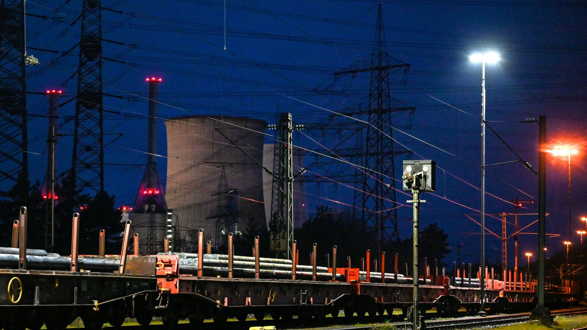 Une photo prise le 10 avril 2023 montre des tours de refroidissement de la centrale nucléaire d'Emsland de la multinationale allemande de l'énergie RWE près des voies ferrées à Lingen, dans l'ouest de l'Allemagne.