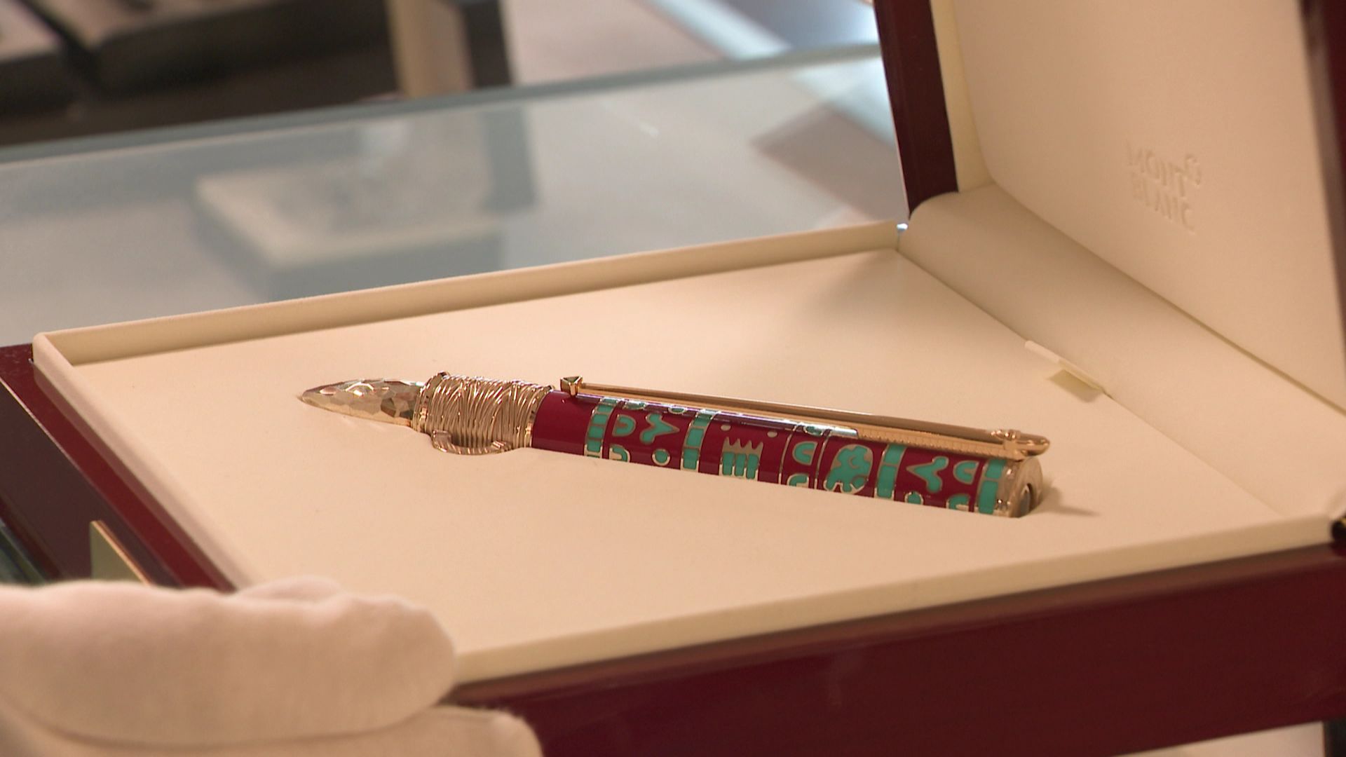Une édition limitée de stylo de collection, faite de métaux, d'or et de pierres précieuses