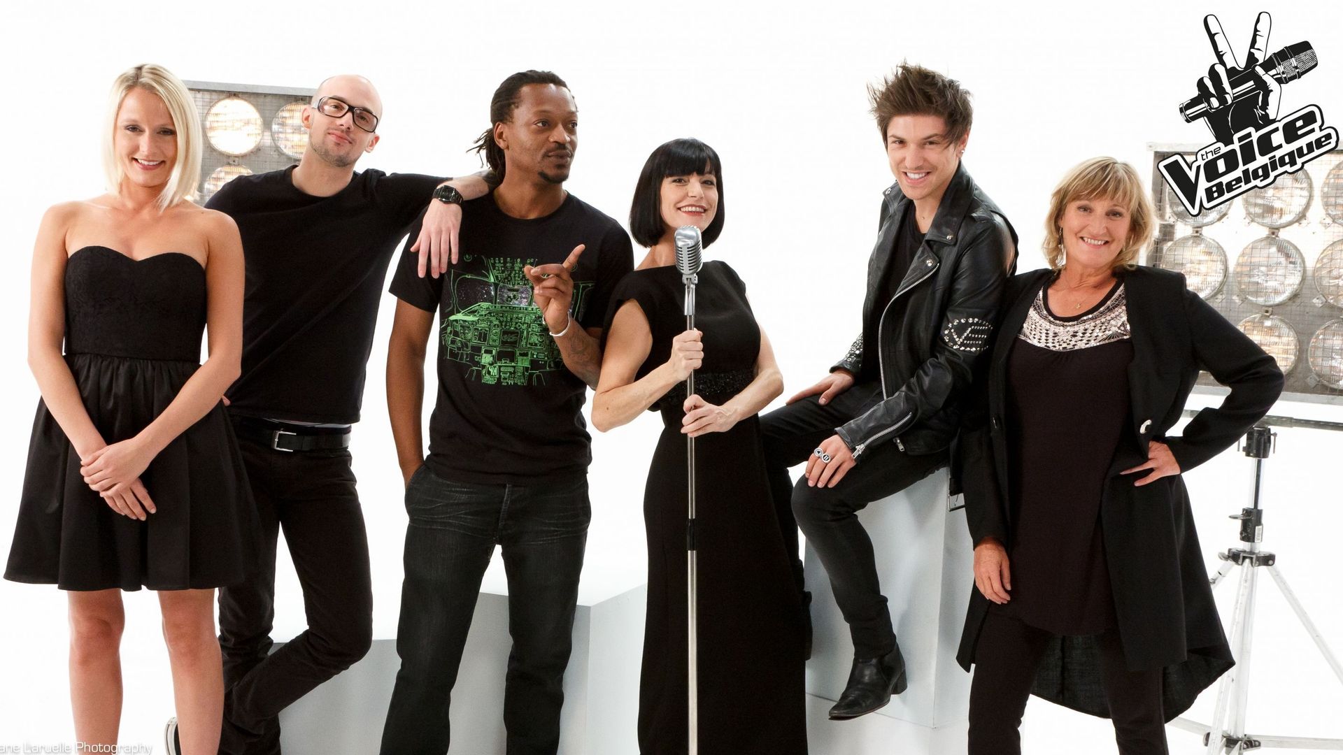 BJ Scott en compagnie de Maureen Louys, le duo Joshua, Lio et Mosimann lors de la saison 1 de The Voice Belgique.