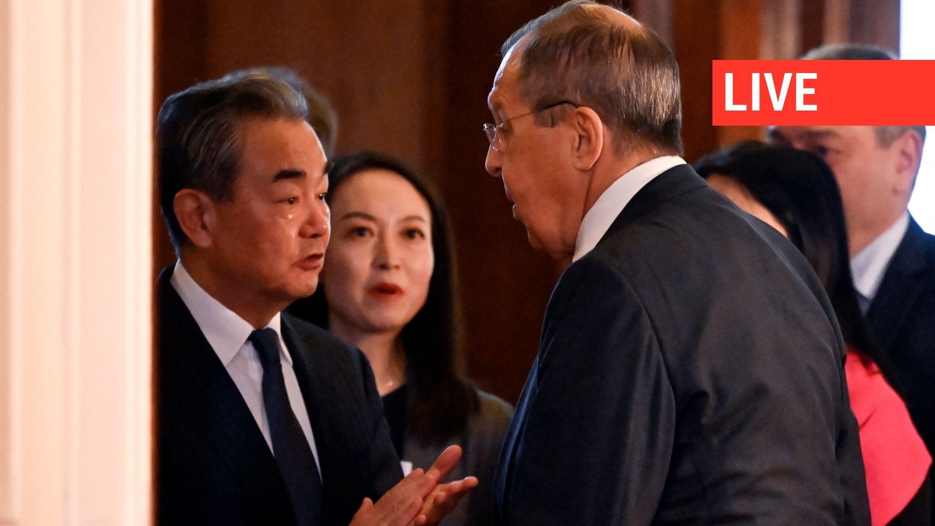 Le ministre russe des Affaires étrangères Sergueï Lavrov et le directeur du bureau de la Commission centrale des affaires étrangères de la Chine Wang Yi entrent dans une salle lors d'une réunion à Moscou, le 22 février 2023.  