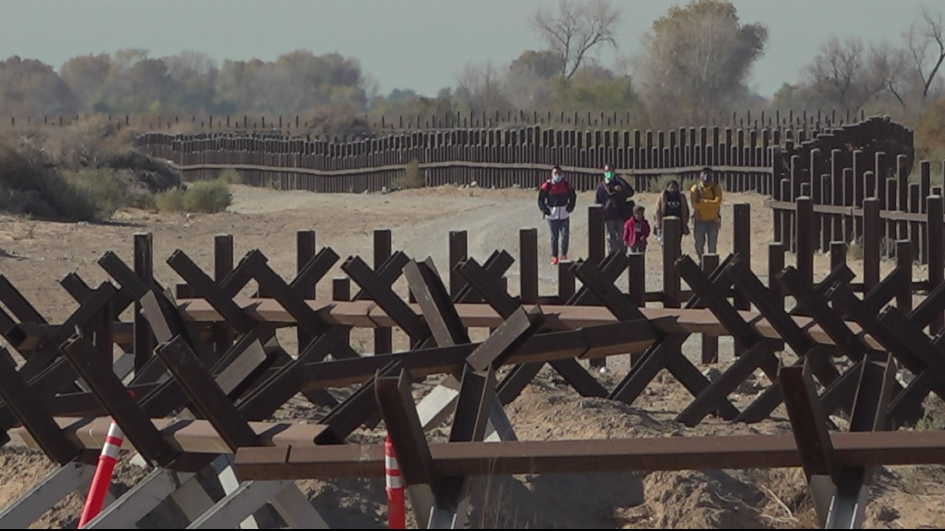 Un groupe de migrants se dirige à pied vers Yuma/Arizona. Janvier 2022.
