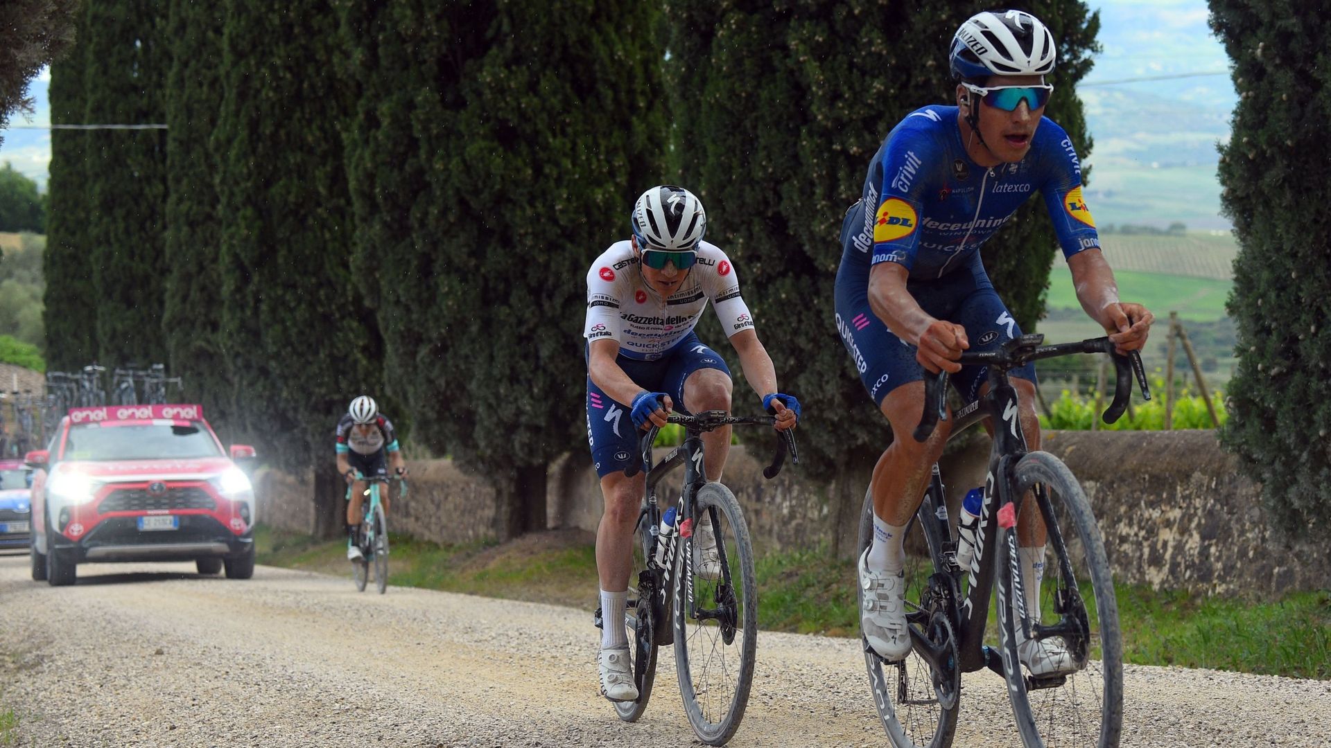 Remco Evenepoel en difficulté sur la 11ème étape du Giro qui empruntait les Strade Bianche entre Perugia et Montalcino.
