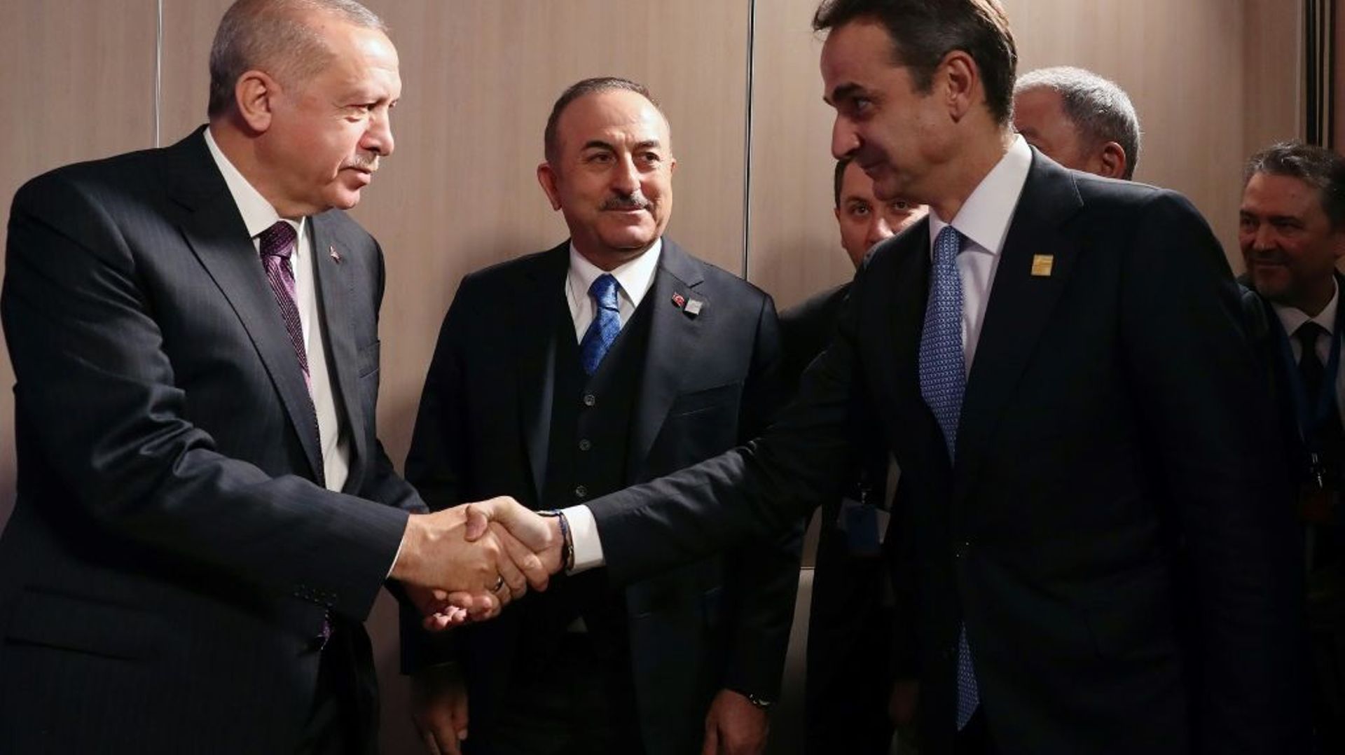 Le président turc Recep Tayyip Erdogan (à gauche) serre la main du Premier ministre grec Kyriakos Mitsotakis, le 4 décembre 2019 lors d’un sommet de l’Otan à Londres