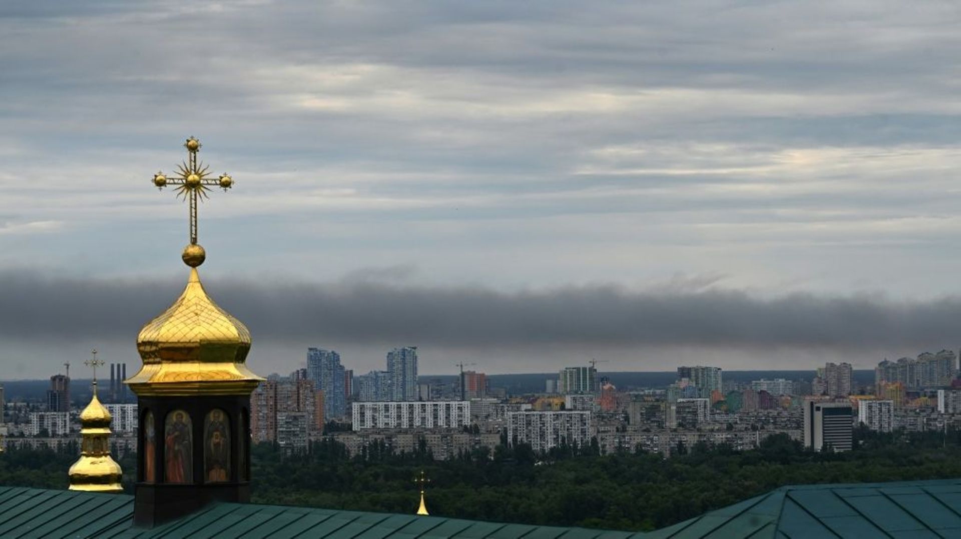 De la fumée à Kiev après une série d'explosions, le 5 juin 2022