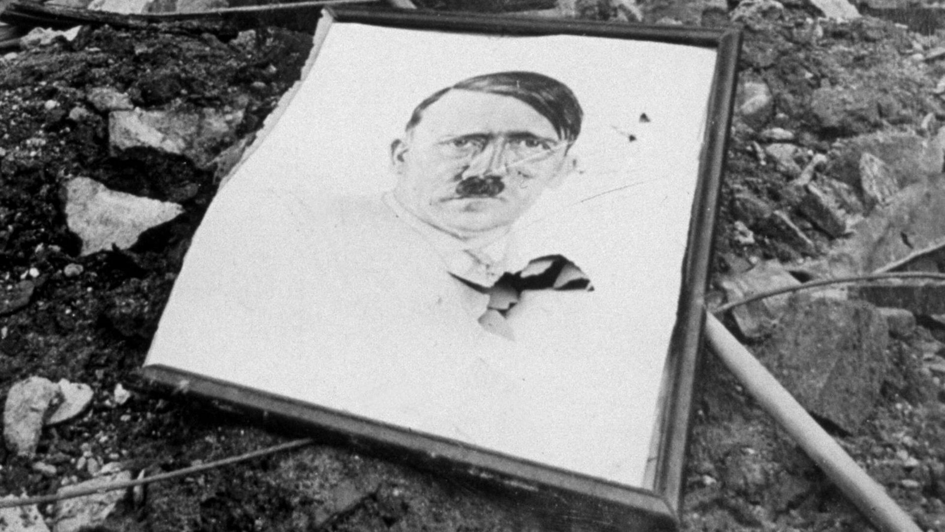 Portrait d’Hitler dans des ruines…
