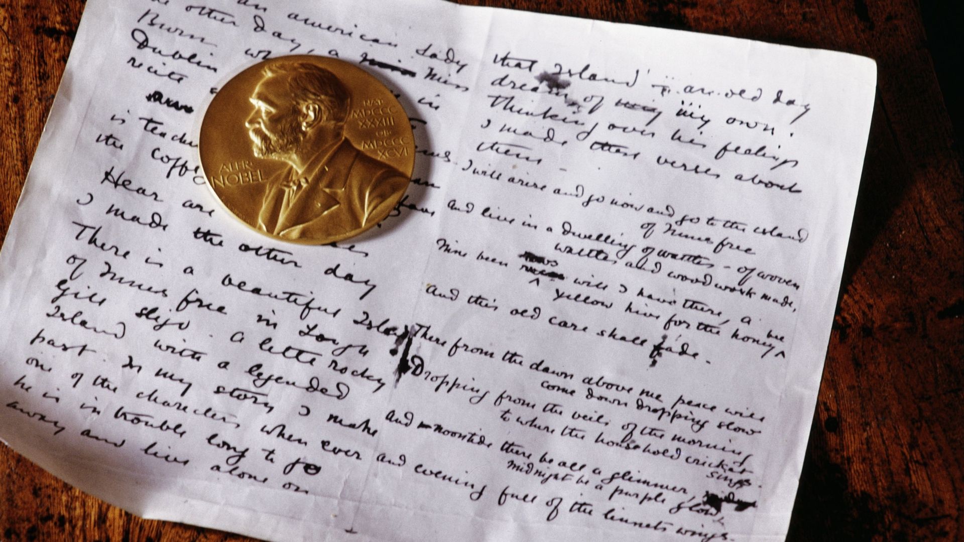 La médaille d'or Nobel et un manuscrit appartenant au dramaturge et poète irlandais William Butler Yeats (1865-1939) exposés au musée de Sligo, en Irlance. Yeats a remporté le prix Nobel de littérature en 1923.