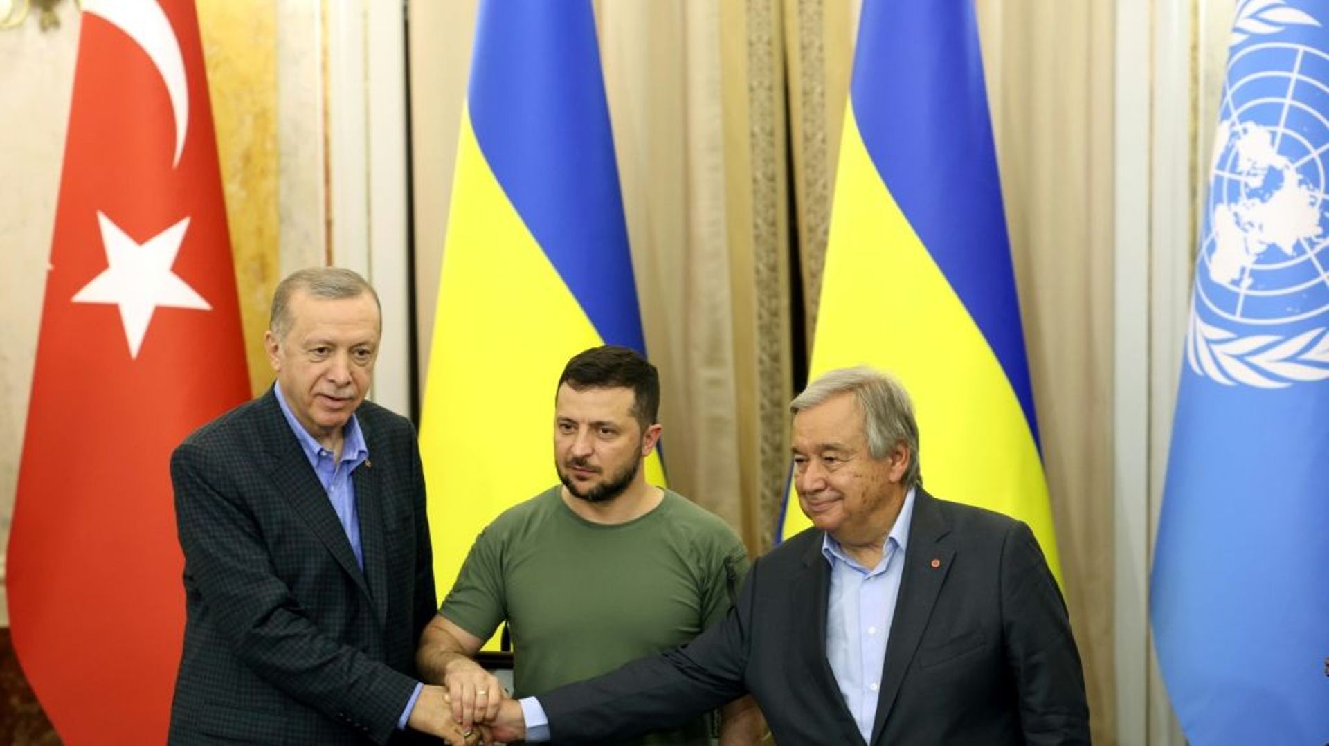 Le président turc Recep Tayyip Erdogan (à gauche) avec son homologue ukrainien Volodymyr Zelensky (centre) et le secrétaire général de l’ONU, Antonio Guterres (droite), le 19 août 2022 à Lviv, dans l’ouest de l’Ukraine
