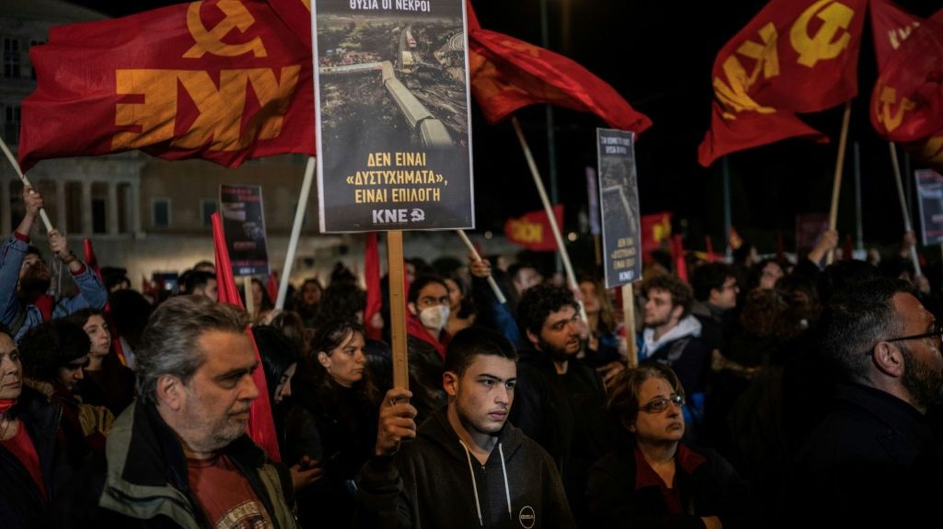 Manifestations de colère des soutiens du parti communiste grec  à Athènes, le 4 mars 2023, après la catastrophe ferroviaire en Grèce